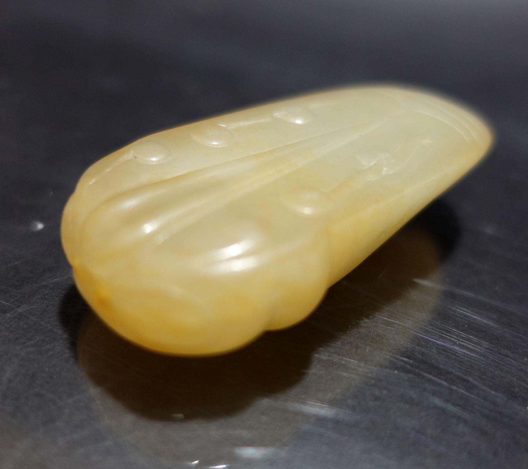 Antike chinesische Hetain-Weiß-Yellowish-Jade „Cicada“ aus Jade  19. Jahrhundert (Handgeschnitzt) im Angebot