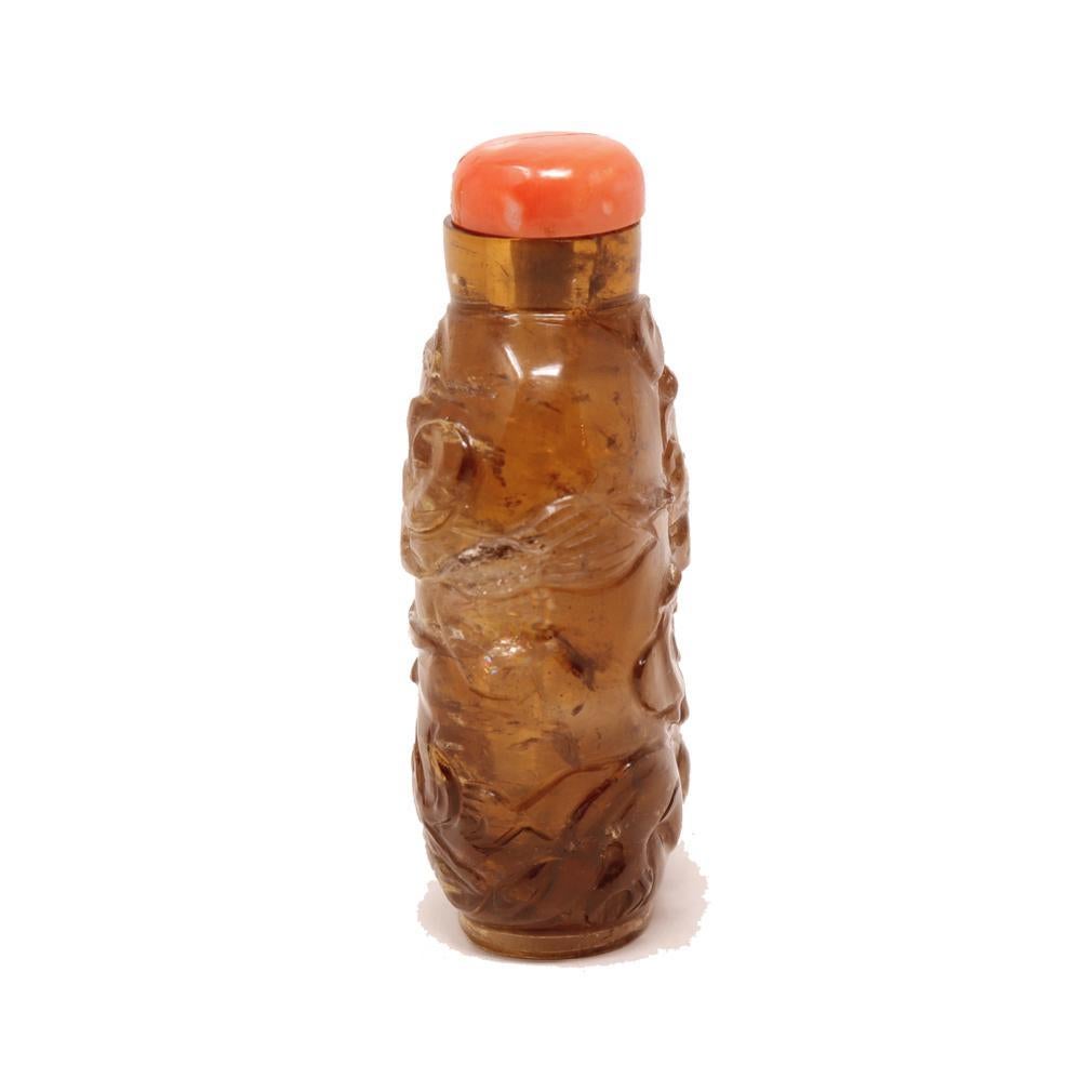 Ancienne bouteille à priser en quartz miel chinois, de forme rectangulaire plate avec des épaules arrondies et une base à pied en matériau translucide de couleur dorée avec des stries horizontales et des inclusions piégées dynamiquement sculptées en