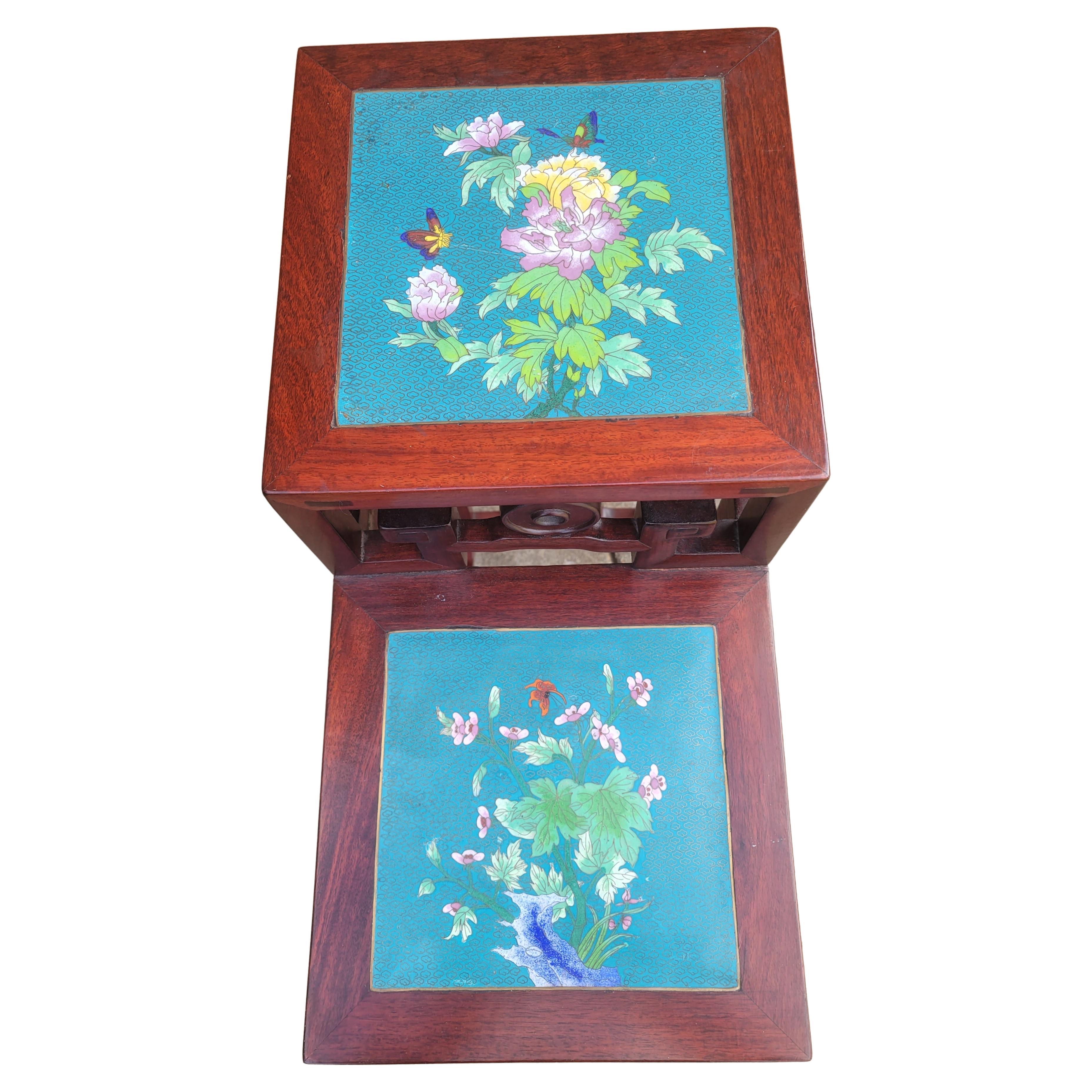 Table d'appoint chinoise ancienne en bois de rose sculpté et émail floral cloisonné à deux niveaux, support de fleurs. Palissandre reverni. Mesure 12,5