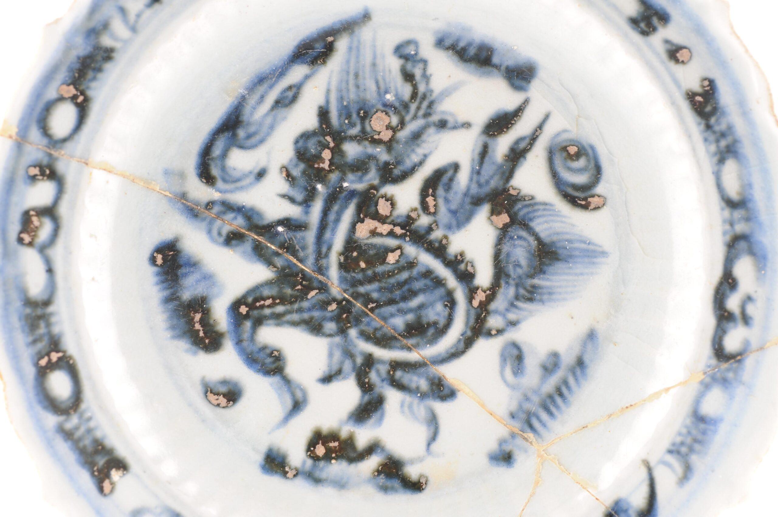 Late 15th/early 16thC, so Hongzhi/Zhengde period, dish. Central composition of a Qiln and flames amongst plantain leaves, rocks and grasses. Such dishes were produced in large numbers during these periods, predominantly for export, and the painting,