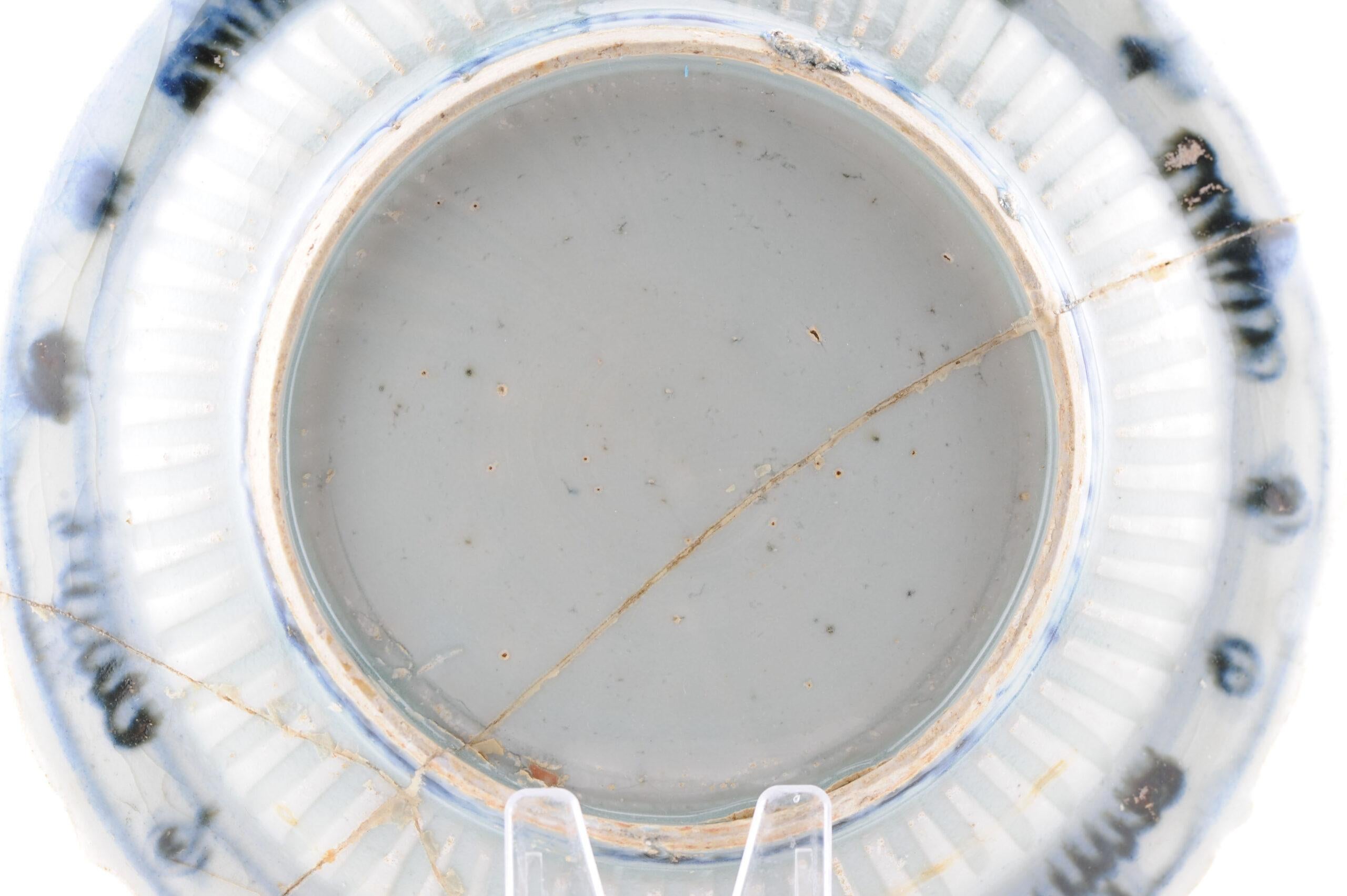 Antique Chinese Hongzhi Zhengde Qilin Plate Porcelain, 15th/16th Century In Good Condition In Amsterdam, Noord Holland