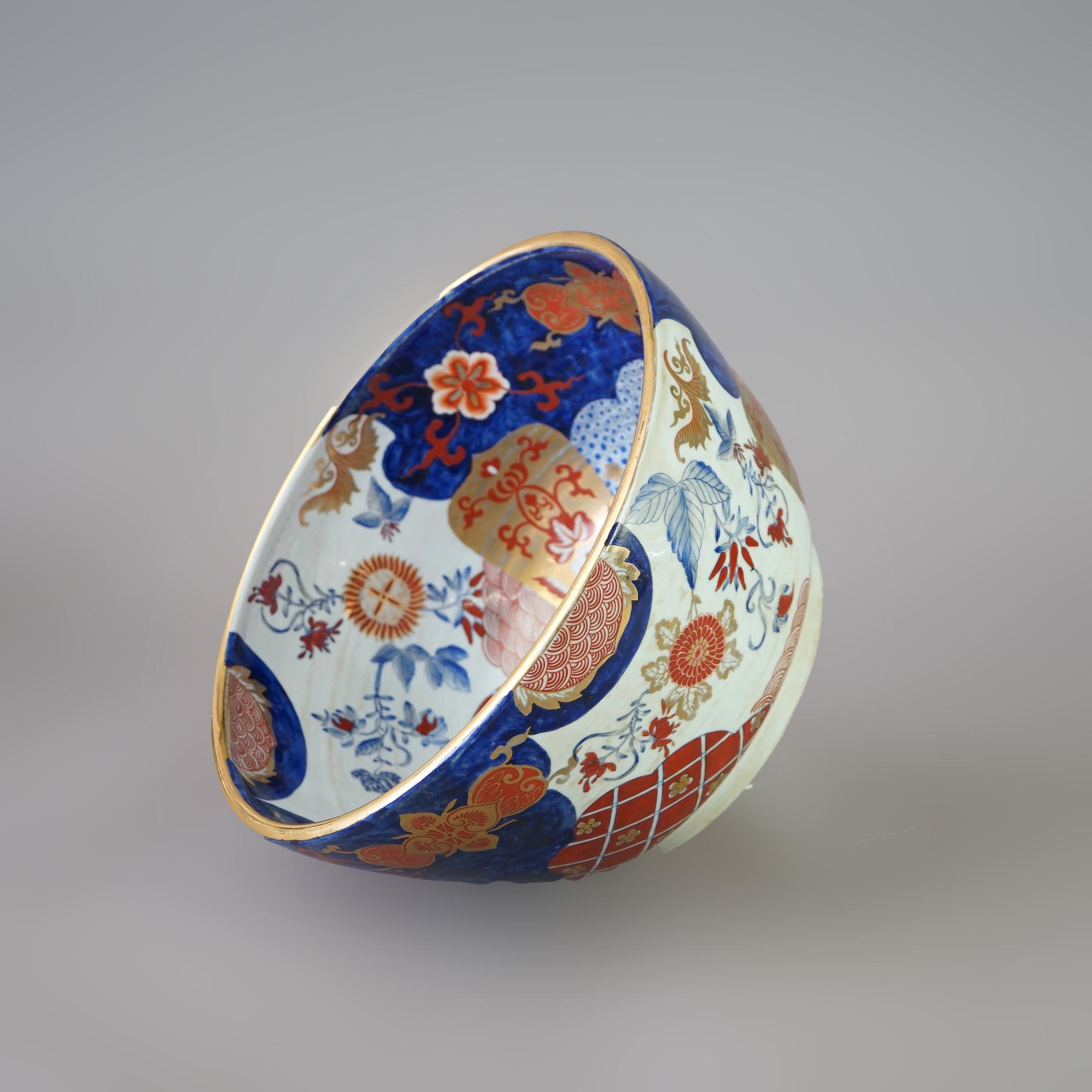 Doré Antique Bol central surdimensionné en porcelaine chinoise Imari Porcelain Circa 1920 en vente
