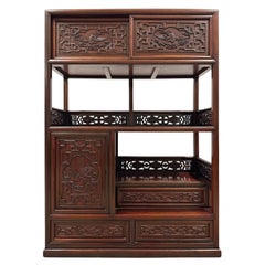 Cabinet de curiosité chinois ancien en bois dur sculpté et complexe, présentoir