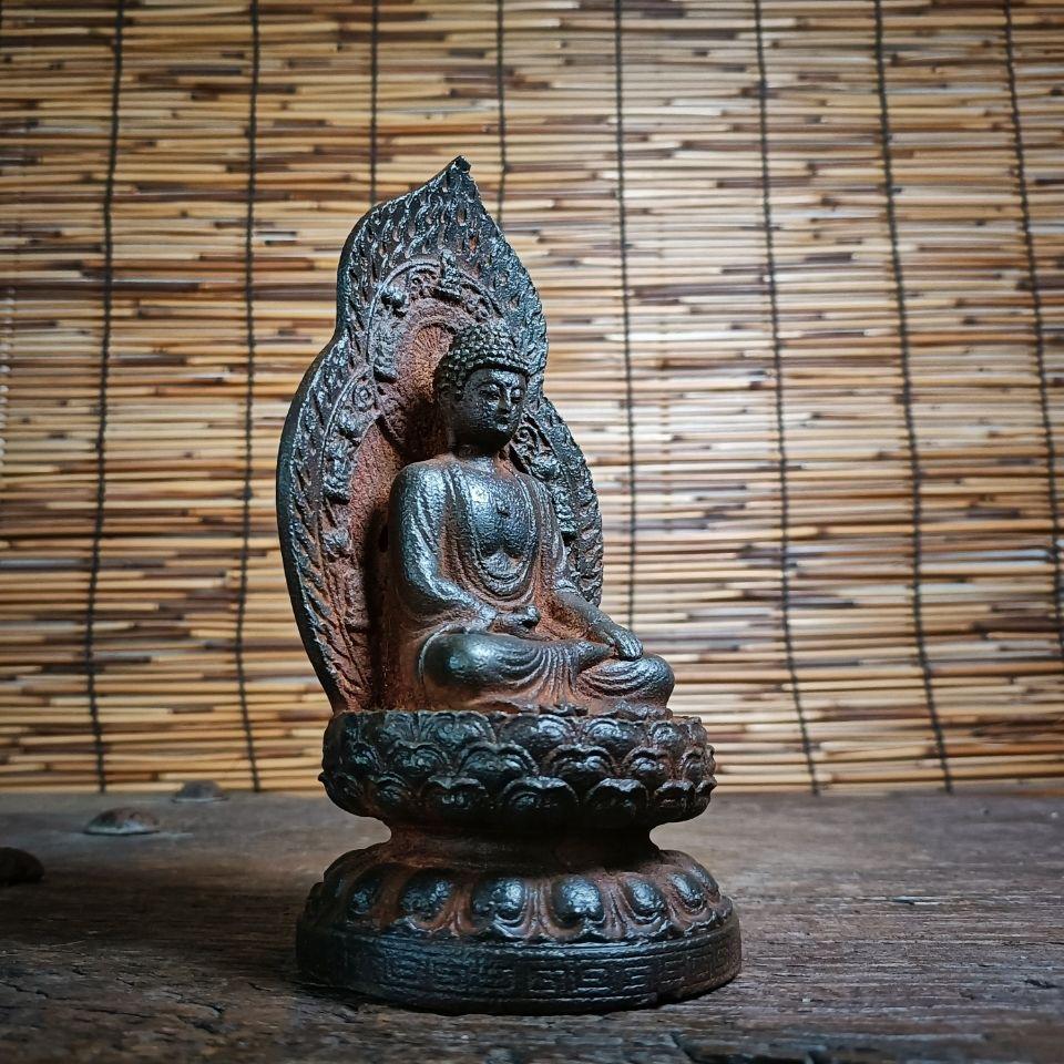 Chinesische Eisen-Buddha-Statue aus Eisen auf Lotus sitzend, Vintage im Zustand „Relativ gut“ im Angebot in 景德镇市, CN