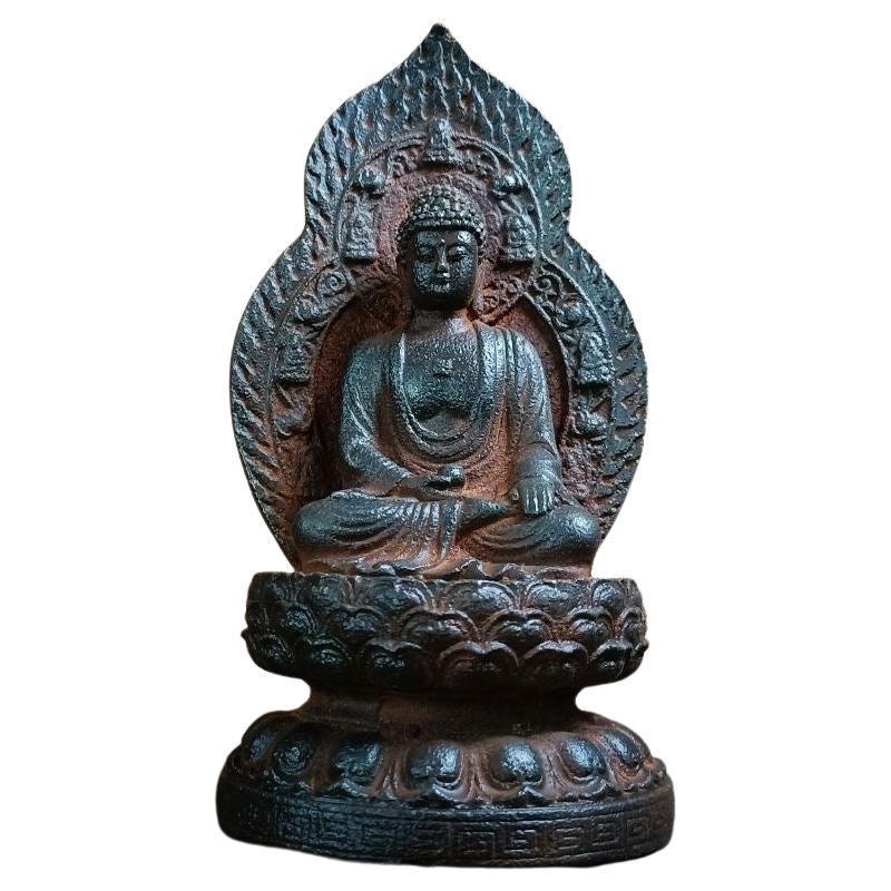 Chinesische Eisen-Buddha-Statue aus Eisen auf Lotus sitzend, Vintage im Angebot