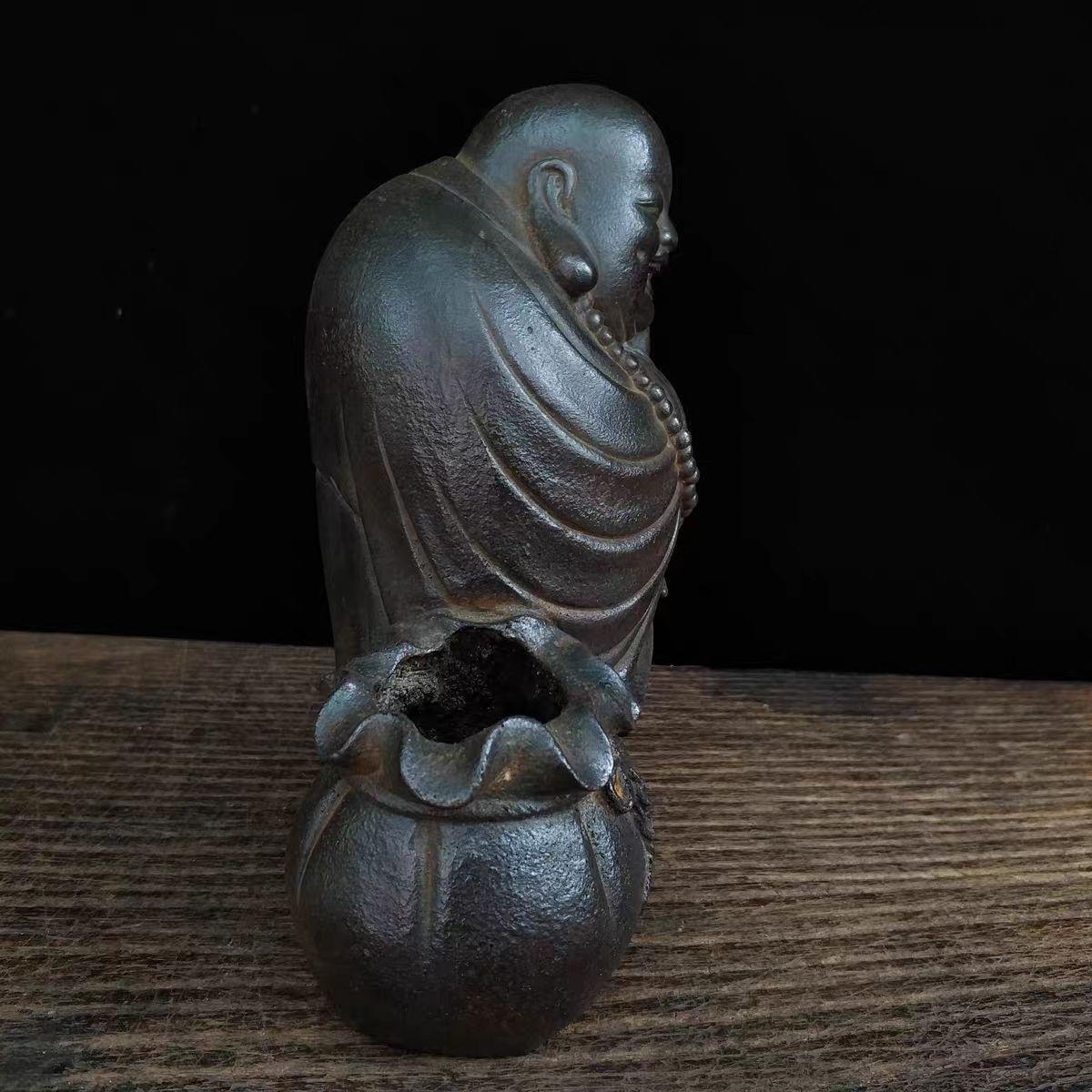 Buda sonriente de hierro chino vintage con una bolsa de lingotes de oro en Bastante bueno estado para la venta en 景德镇市, CN