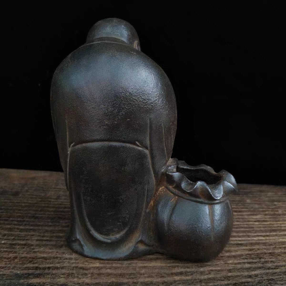Buda sonriente de hierro chino vintage con una bolsa de lingotes de oro siglo XIX en venta