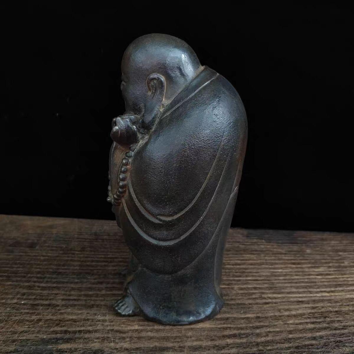 Buda sonriente de hierro chino vintage con una bolsa de lingotes de oro Hierro en venta