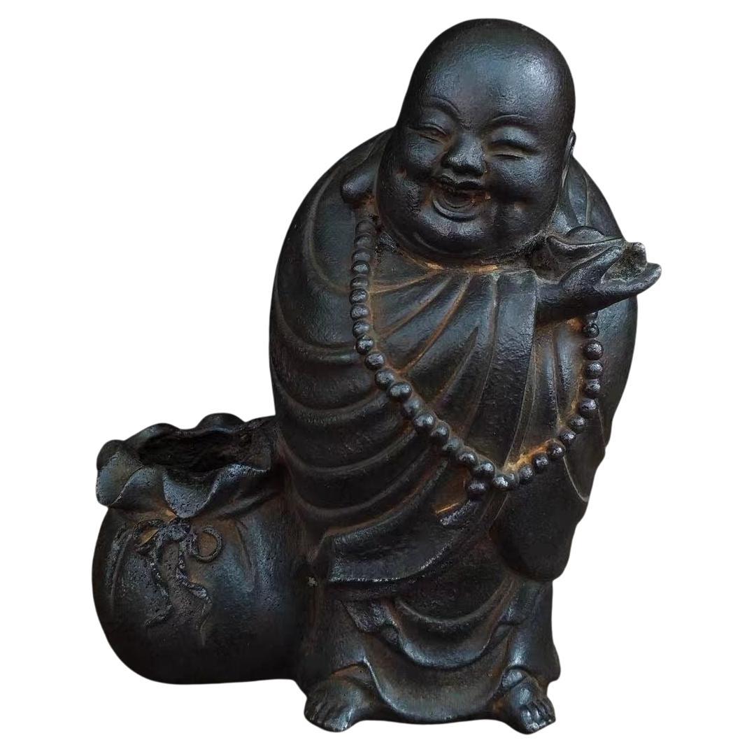 Buda sonriente de hierro chino vintage con una bolsa de lingotes de oro en venta