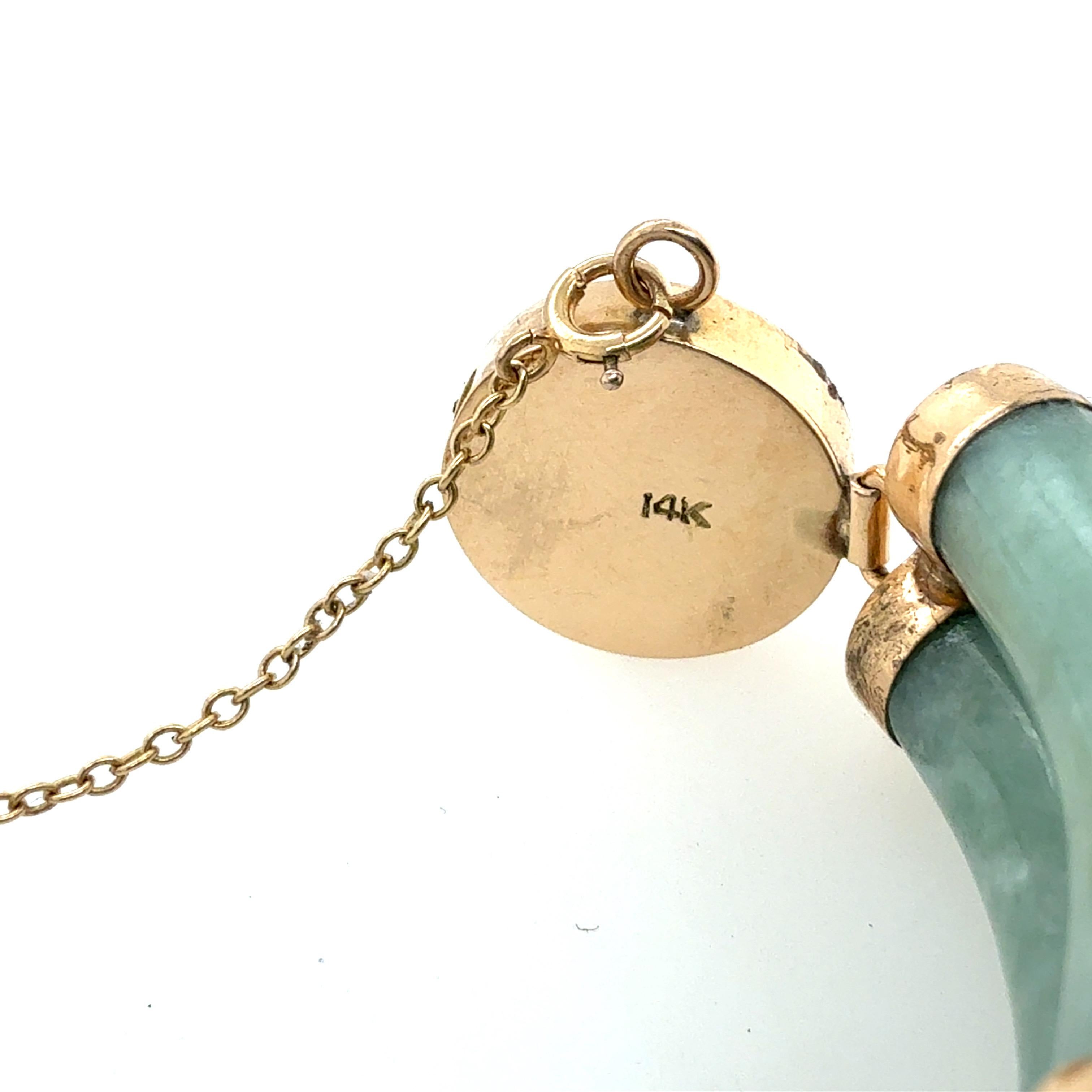 Antikes chinesisches Jade-Armband aus 14-karätigem Gelbgold mit glatten, natürlichen Jade-Segmenten, die durch Goldfassungen verbunden sind. Das Armband hat einen sicheren Verschluss mit einer Sicherheitskette. Er misst ungefähr 7,25 Zoll in der