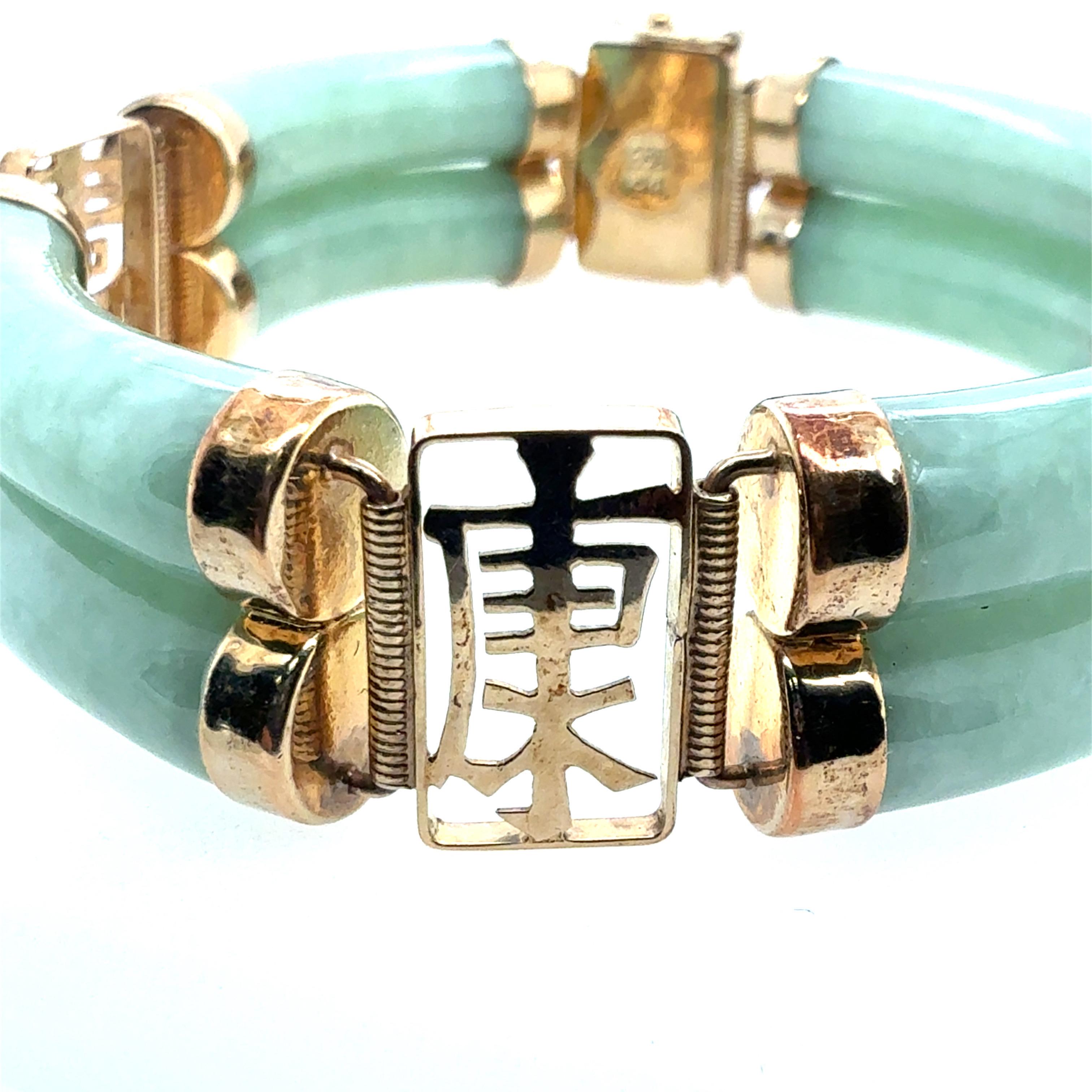 Bracelet ancien en jade chinois mesurant approximativement 7,25 pouces de long et pesant 40 grammes au total. Le bracelet présente des segments de jade naturel magnifiquement polis, réunis dans un design classique, reflétant l'art traditionnel