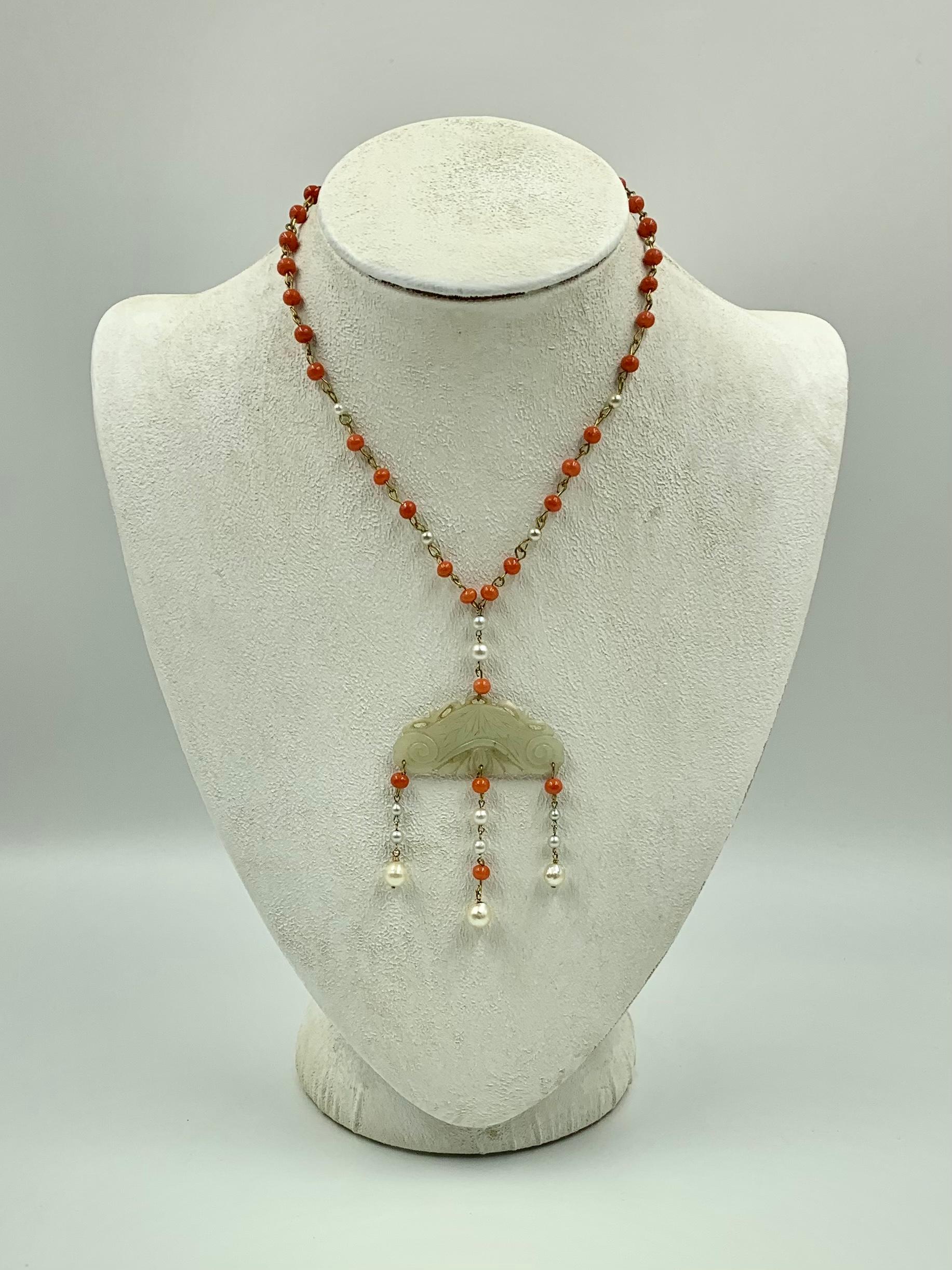 Antike chinesische Halskette mit Anhänger aus Jade, Koralle und Perle aus dem späten 19. Jahrhundert im Zustand „Gut“ im Angebot in New York, NY