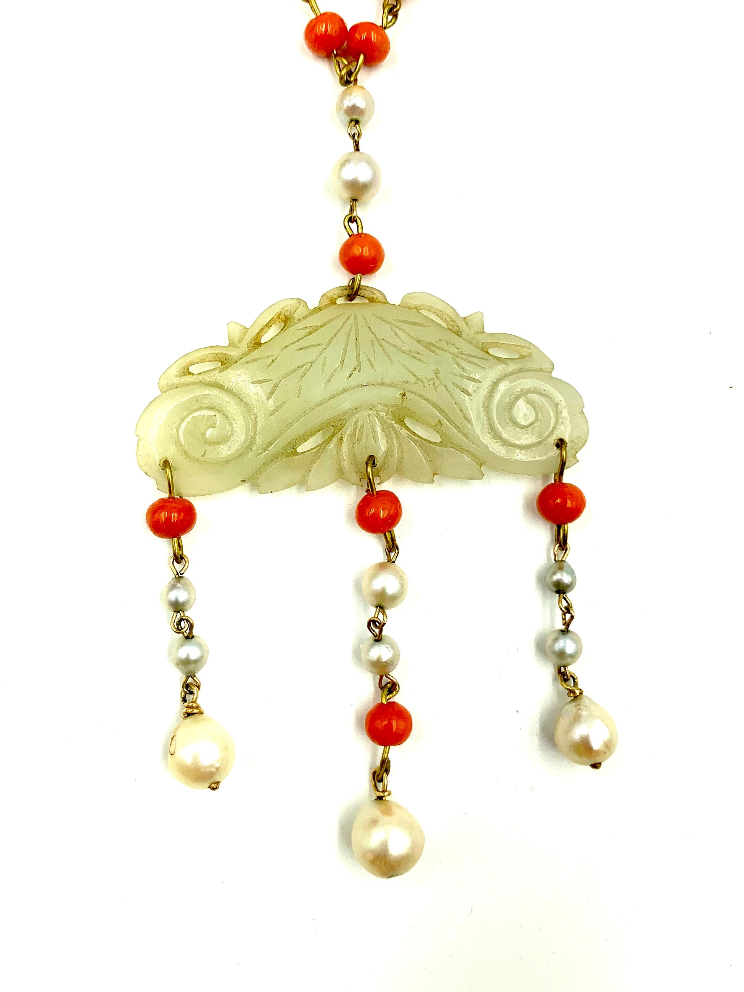 Antike chinesische Halskette mit Anhänger aus Jade, Koralle und Perle aus dem späten 19. Jahrhundert Damen im Angebot