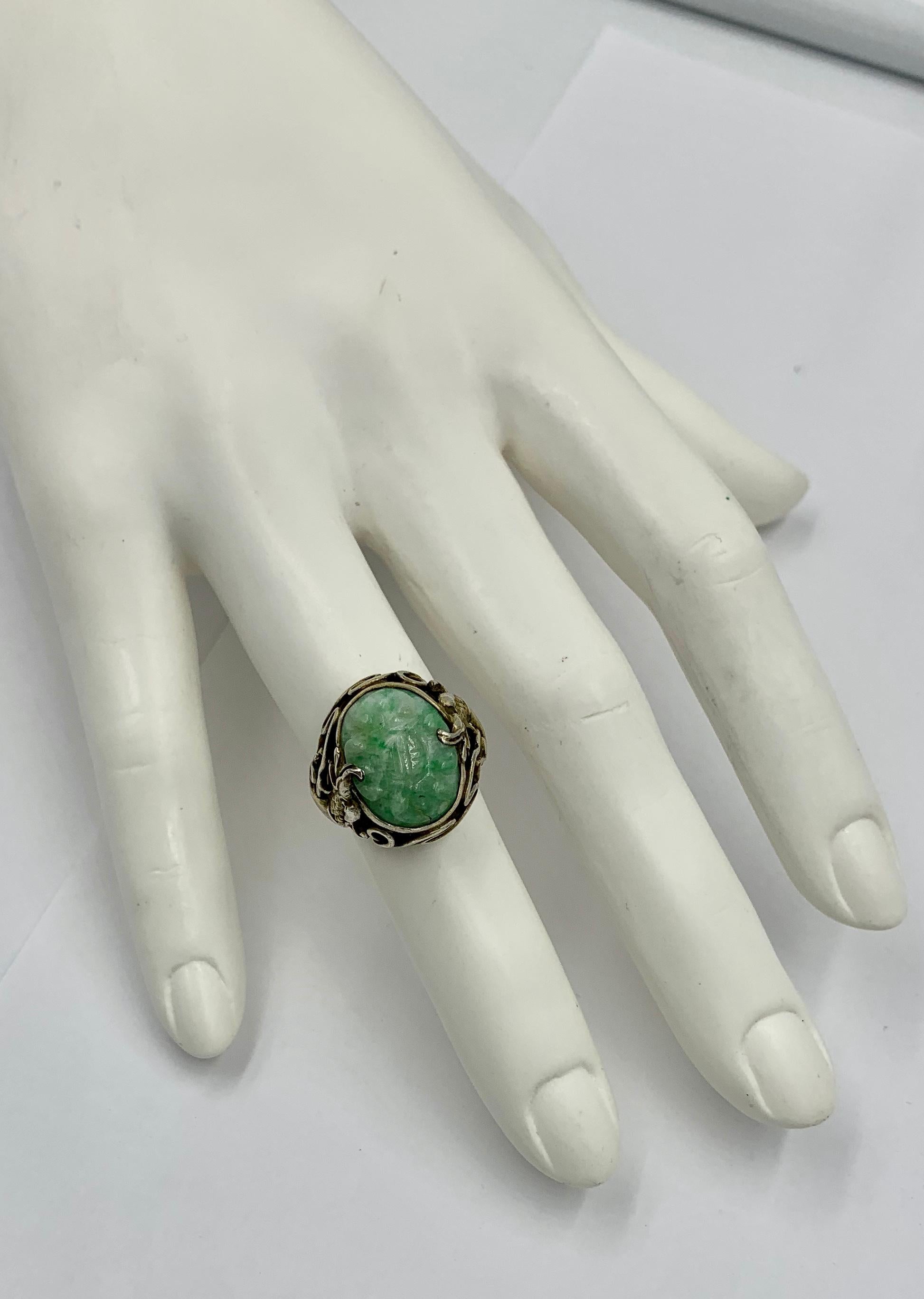 Art déco Bague chinoise ancienne en forme de dragon en jade sculpté avec fleur en argent en vente