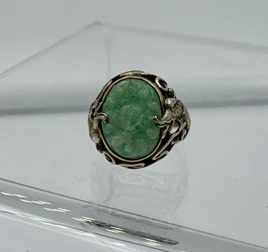 Bague chinoise ancienne en forme de dragon en jade sculpté avec fleur en argent Bon état - En vente à New York, NY