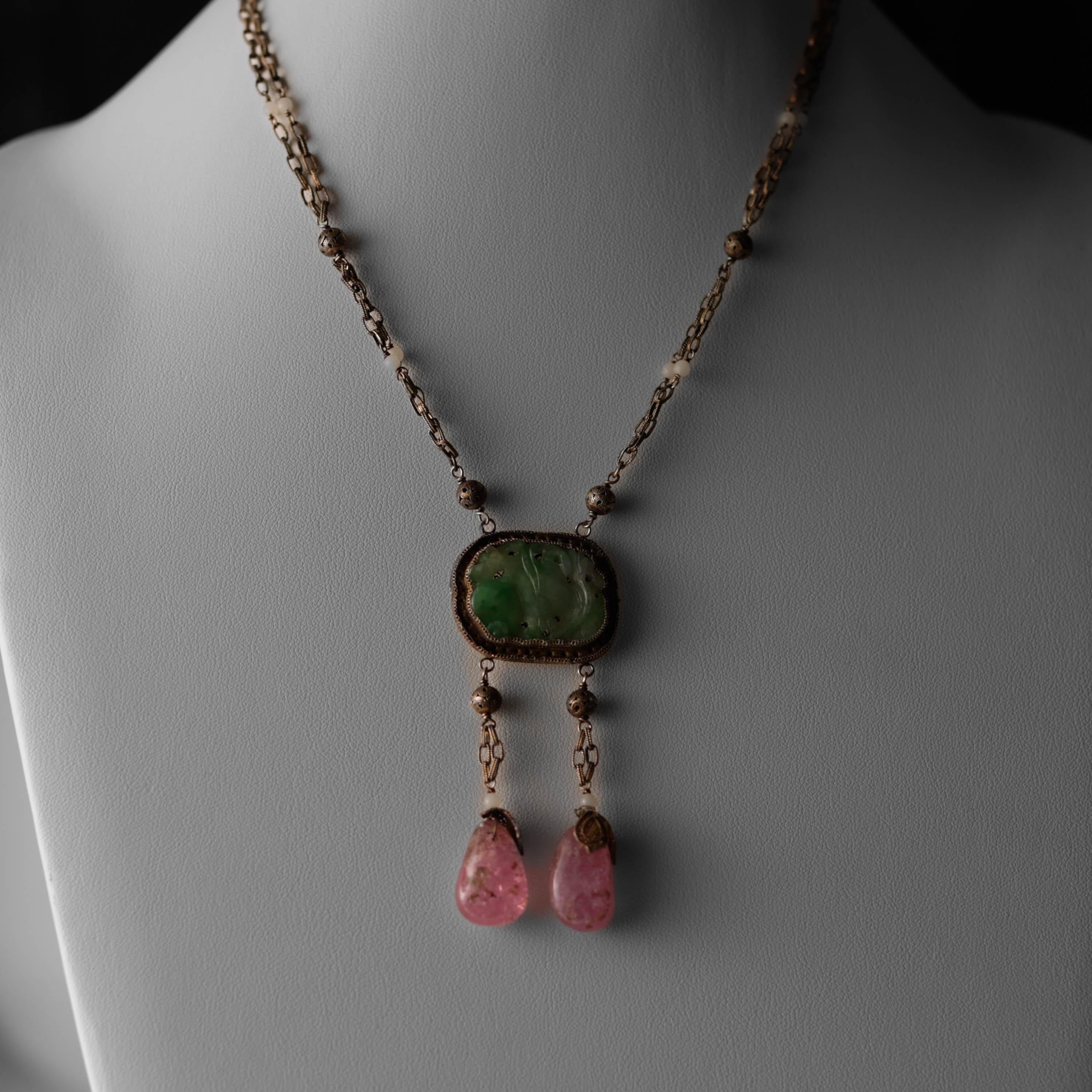 Antike, chinesische, vergoldete Halskette aus Jade und Turmalin im Jugendstil (Tropfenschliff) im Angebot
