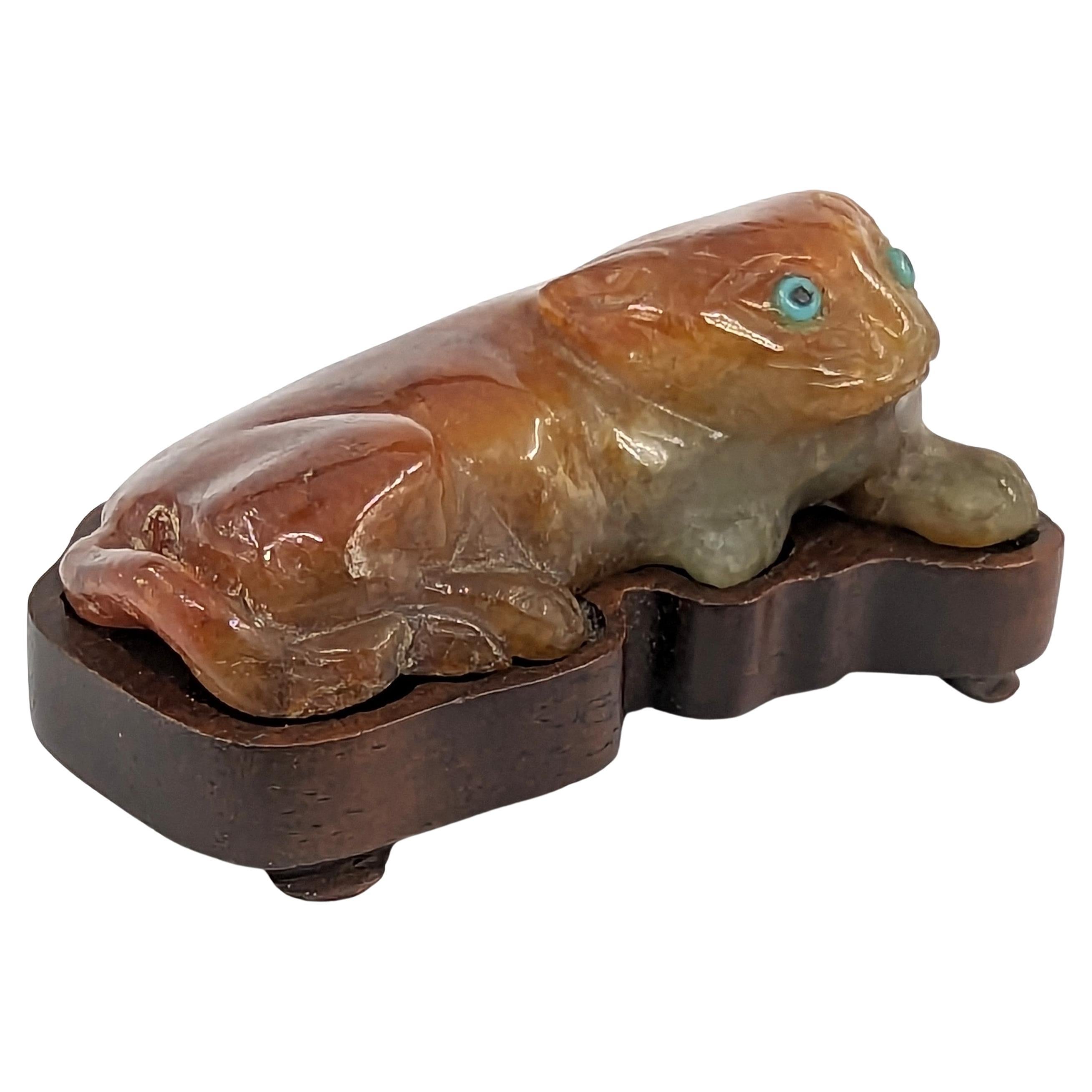 Antiker chinesischer Jadeit Recumbent Katzenanhänger mit türkisfarbenen Intarsien, 19. Jahrhundert Qing (Rundschliff) im Angebot