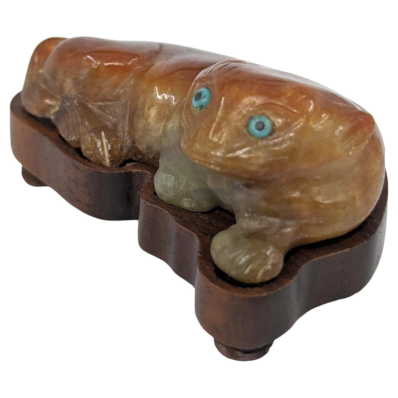 Antiker chinesischer Jadeit Recumbent Katzenanhänger mit türkisfarbenen Intarsien, 19. Jahrhundert Qing im Zustand „Gut“ im Angebot in Richmond, CA