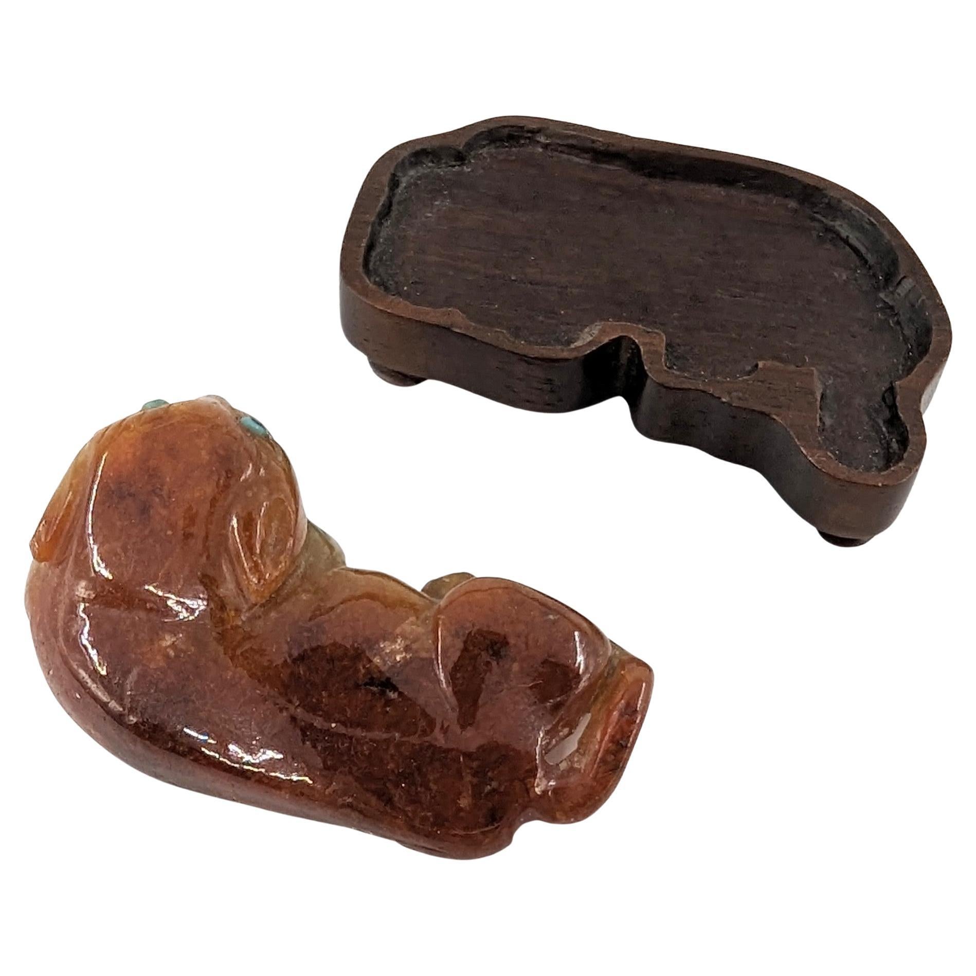 Antiker chinesischer Jadeit Recumbent Katzenanhänger mit türkisfarbenen Intarsien, 19. Jahrhundert Qing im Angebot 3