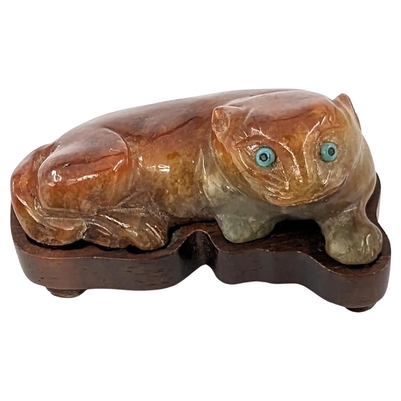 Antico ciondolo cinese in giadeite a forma di gatto reclinato con occhi intarsiati di turchese 19c Qing