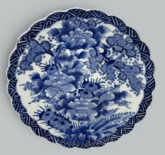 Assiette de présentation antique chinoise de style japonais, bleue et blanche, à motifs floraux, pour vaisselle de table, de l'époque Meiji, 19e siècle