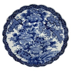 Assiette de présentation antique chinoise de style japonais, bleue et blanche, à motifs floraux, pour vaisselle de table, de l'époque Meiji, 19e siècle