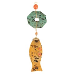 Pendentif chinois ancien en or 18 carats avec jaspe, corail et turquoise