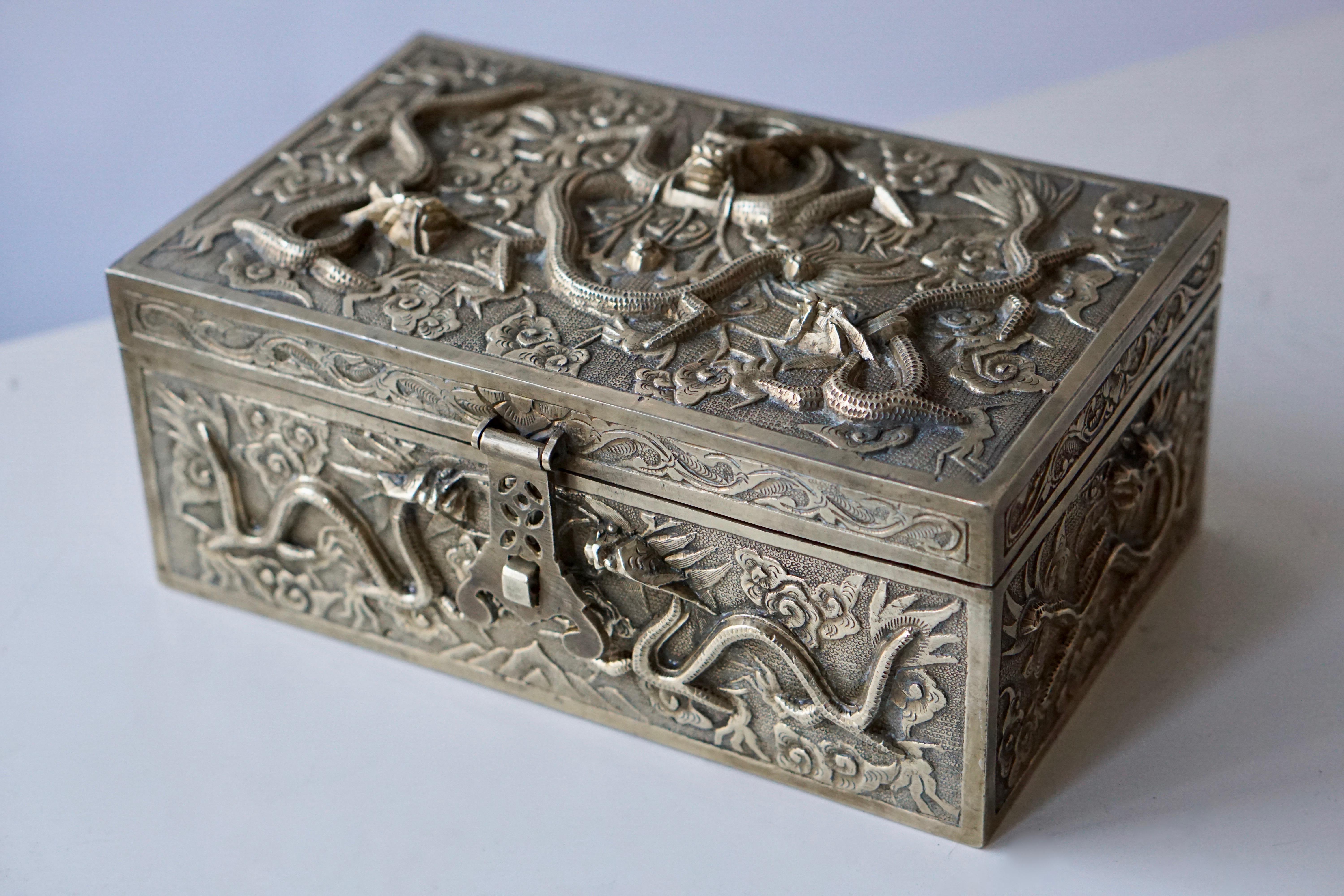 An exceptional, fine and impressive jewelry box.
The surface of this box is embellished with dragons and flowers.
The box is fitted with a hinged cover.
Measures: Width 24 cm.
Depth 16 cm.
Height 11 cm.
Weight 3 kg.