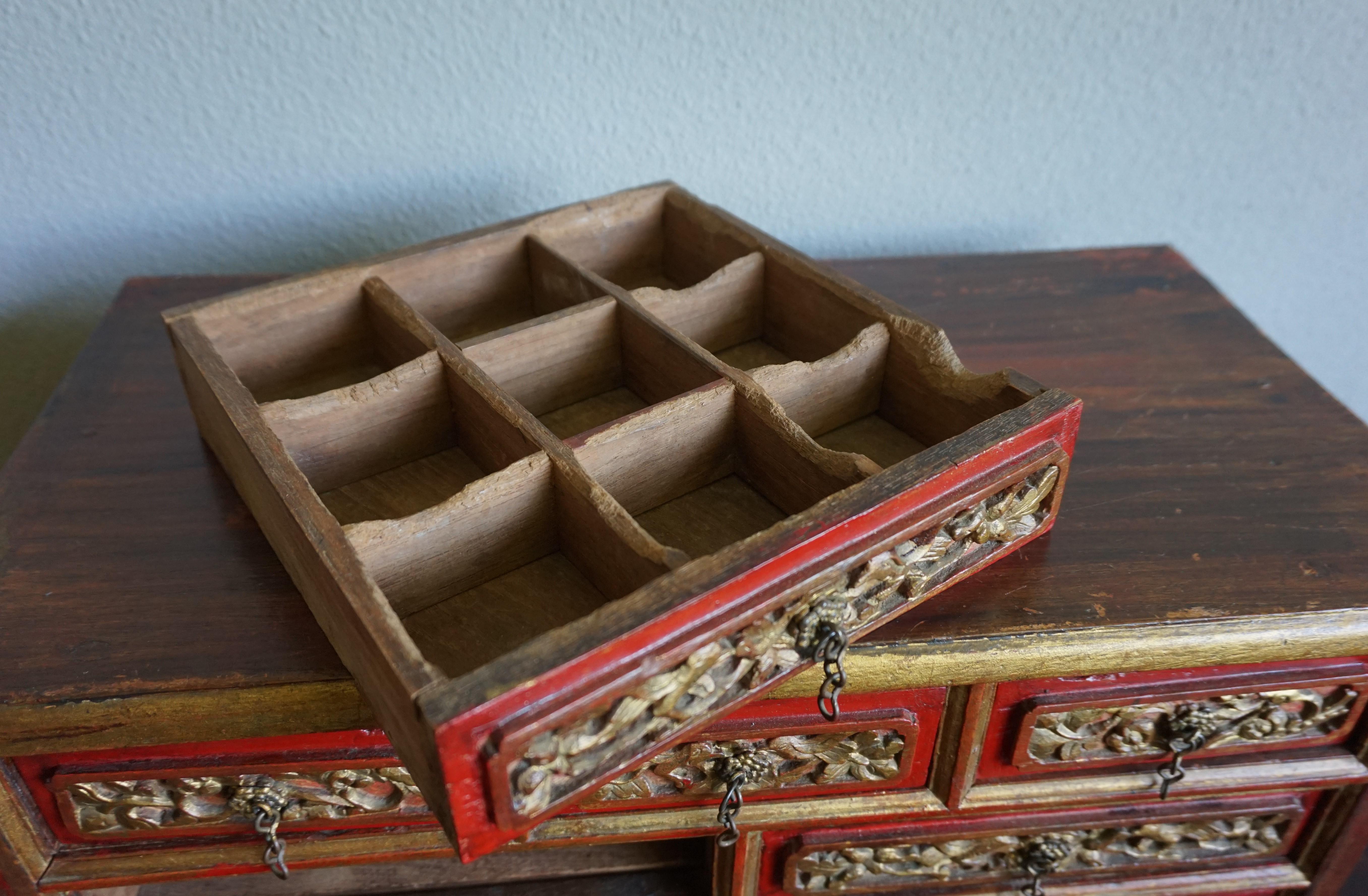 Boîte à bijoux chinoise avec tiroirs avec sculptures d'oiseaux et de dragons sculptées à la main en vente 3