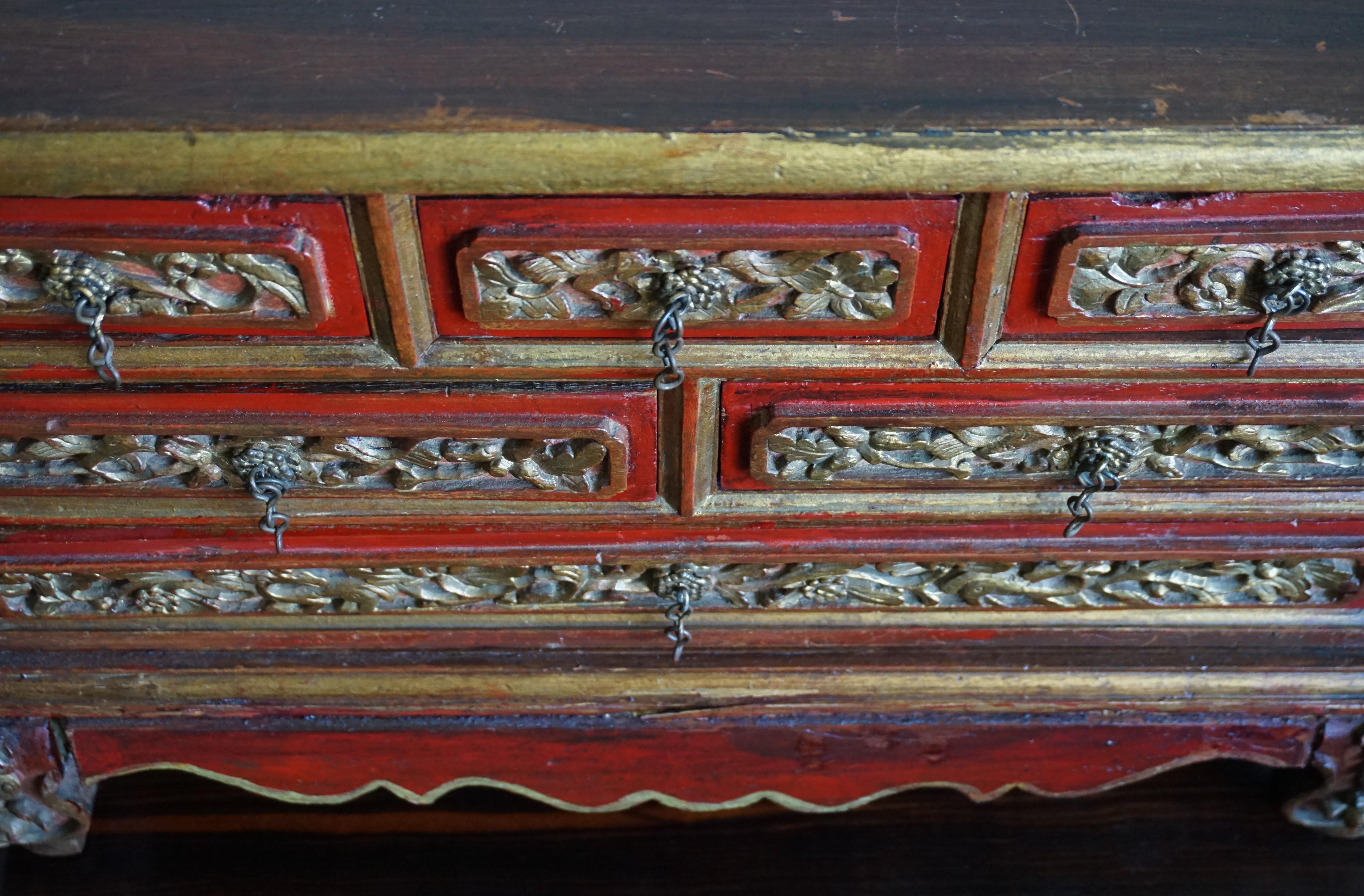 Boîte à bijoux chinoise avec tiroirs avec sculptures d'oiseaux et de dragons sculptées à la main en vente 7