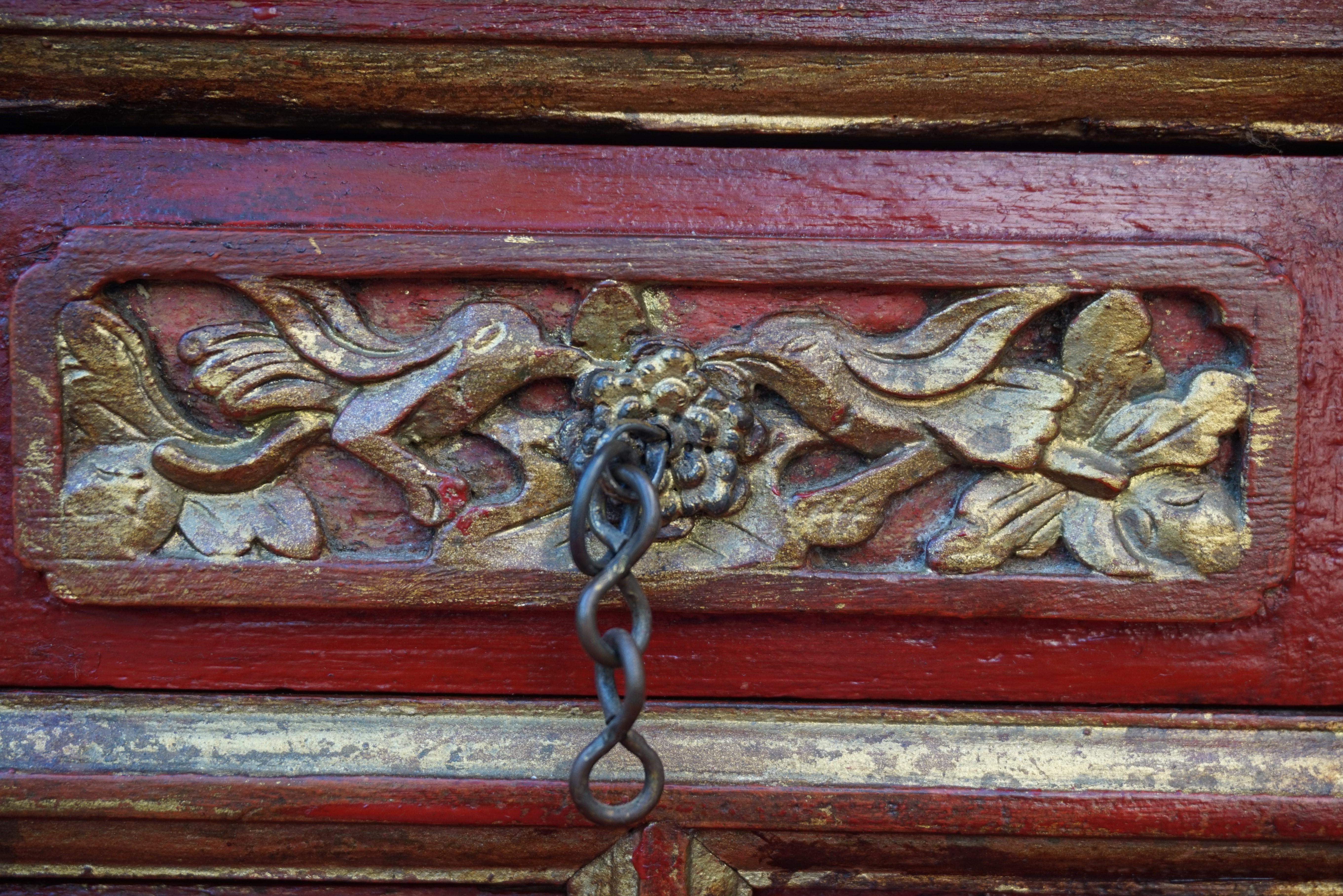 Boîte à bijoux chinoise avec tiroirs avec sculptures d'oiseaux et de dragons sculptées à la main en vente 8