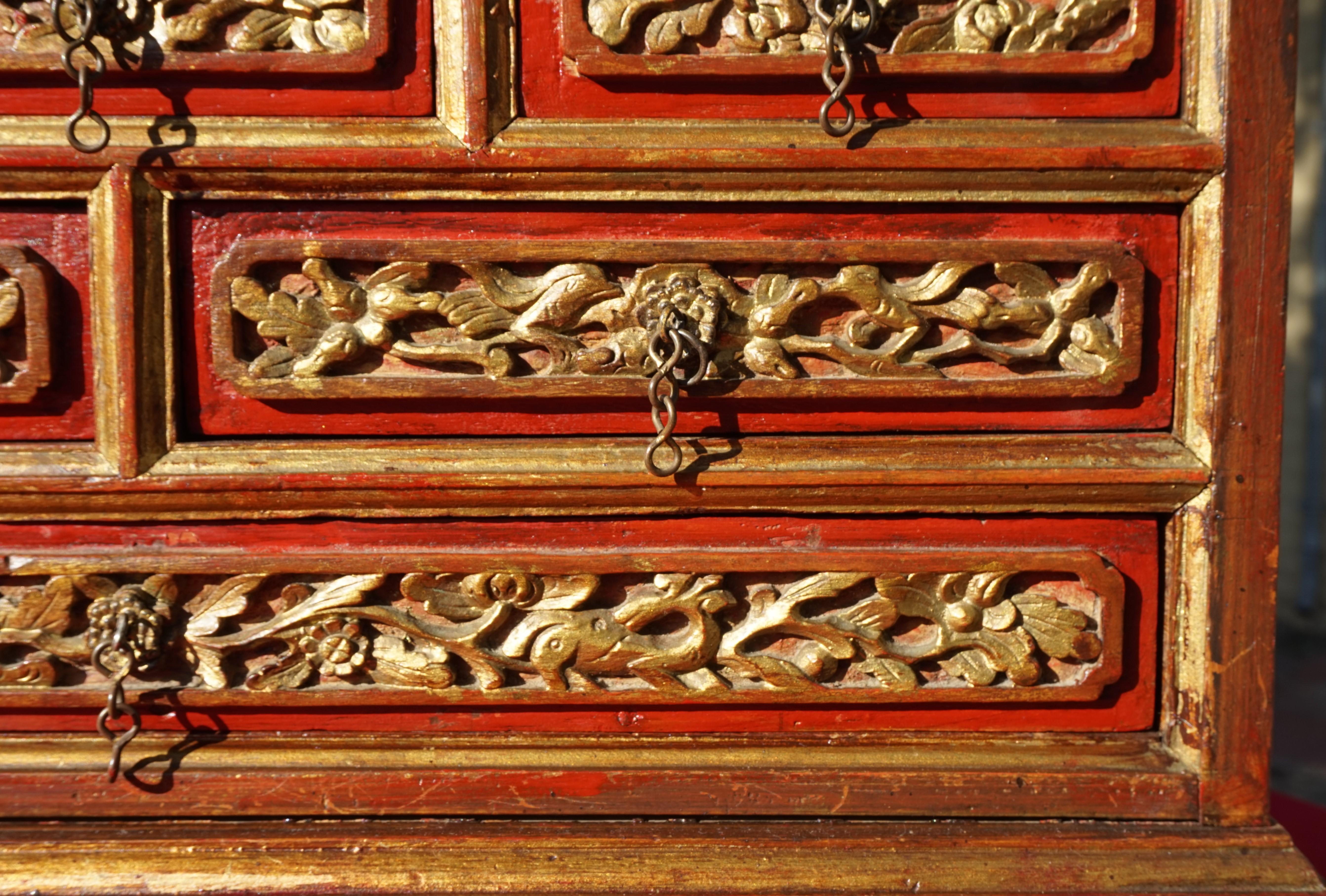 Laiton Boîte à bijoux chinoise avec tiroirs avec sculptures d'oiseaux et de dragons sculptées à la main en vente