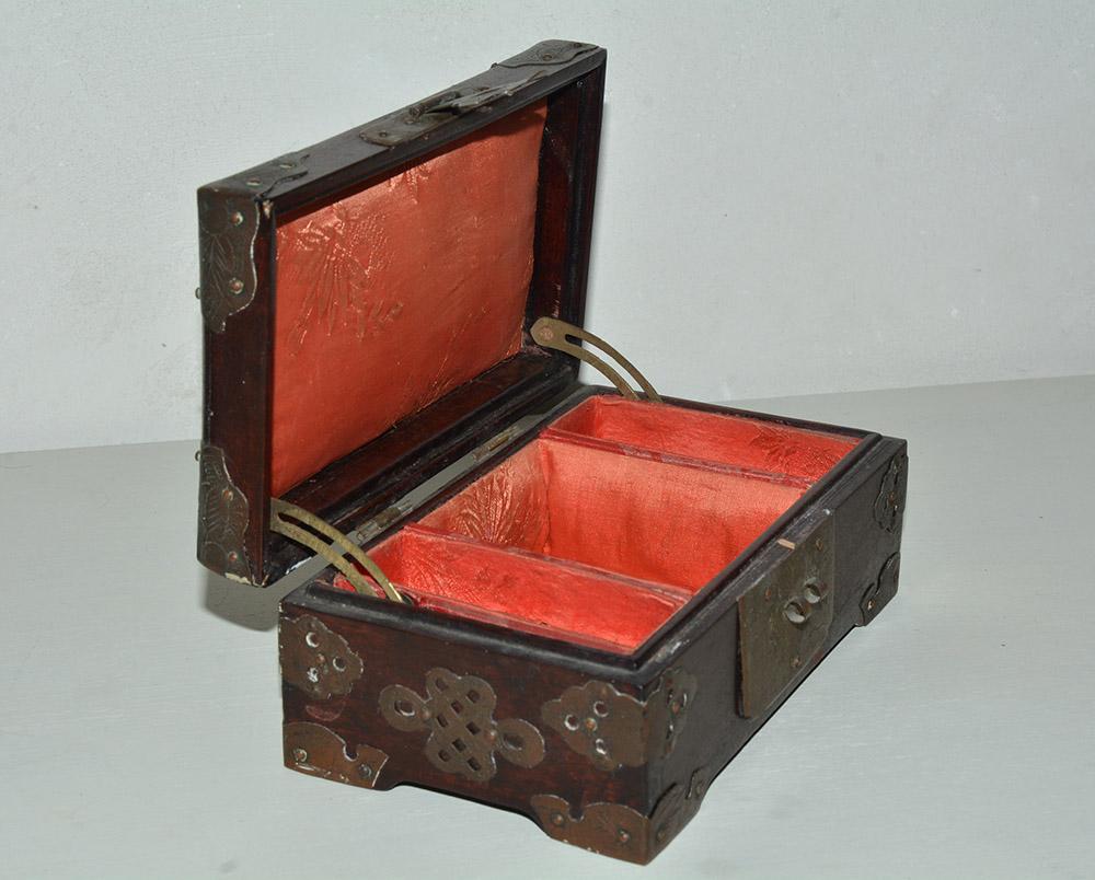 Chinese Export Antique Chinese Jewelry Box with Lid