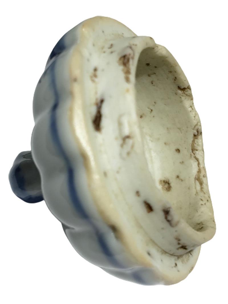 Théière chinoise ancienne en forme de citrouille en porcelaine Kangxi bleue et blanche en vente 5