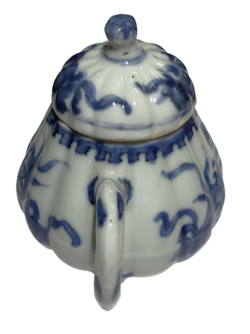 Théière chinoise ancienne en forme de citrouille en porcelaine Kangxi bleue et blanche Bon état - En vente à Delft, NL