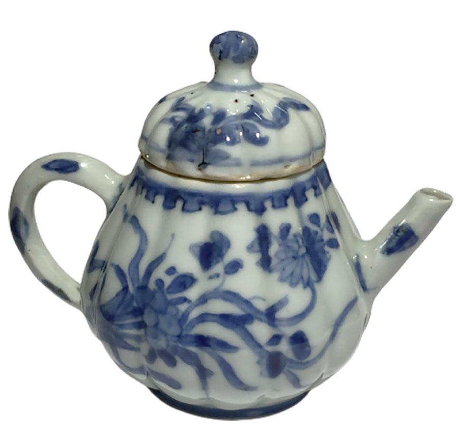 XVIIIe siècle et antérieur Théière chinoise ancienne en forme de citrouille en porcelaine Kangxi bleue et blanche en vente