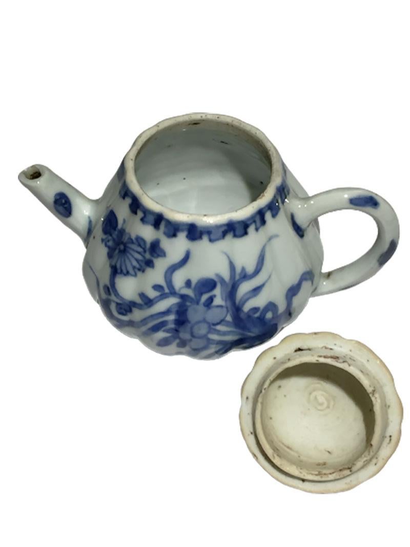 Antique Chinese Kangxi Blue and White Porcelain Pumpkin Shaped Teapot In Good Condition For Sale In Delft, NL