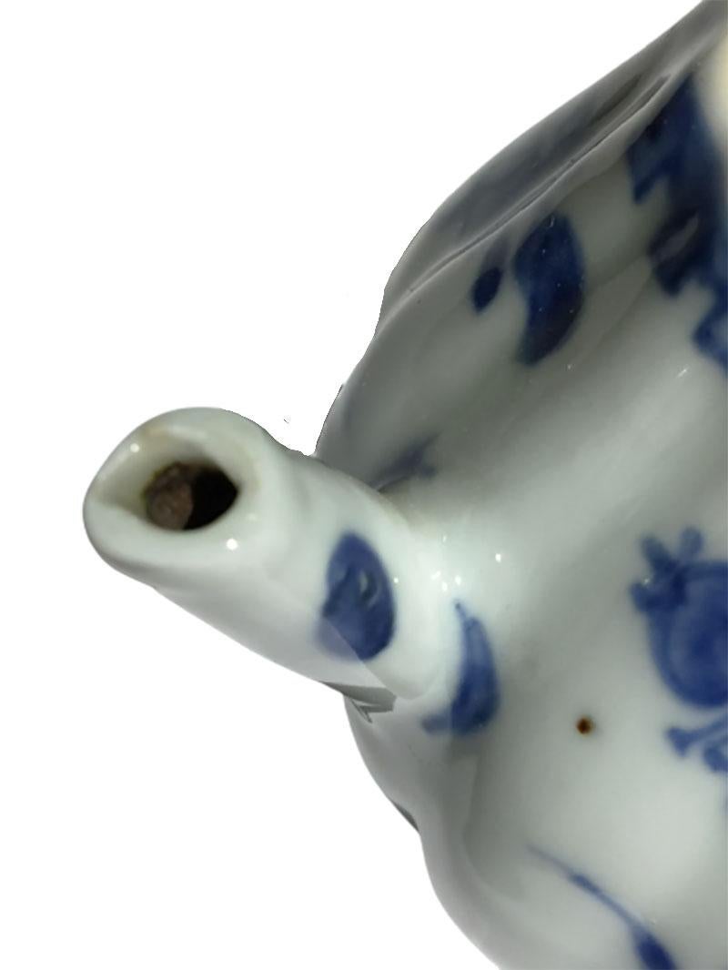 Théière chinoise ancienne en forme de citrouille en porcelaine Kangxi bleue et blanche en vente 2