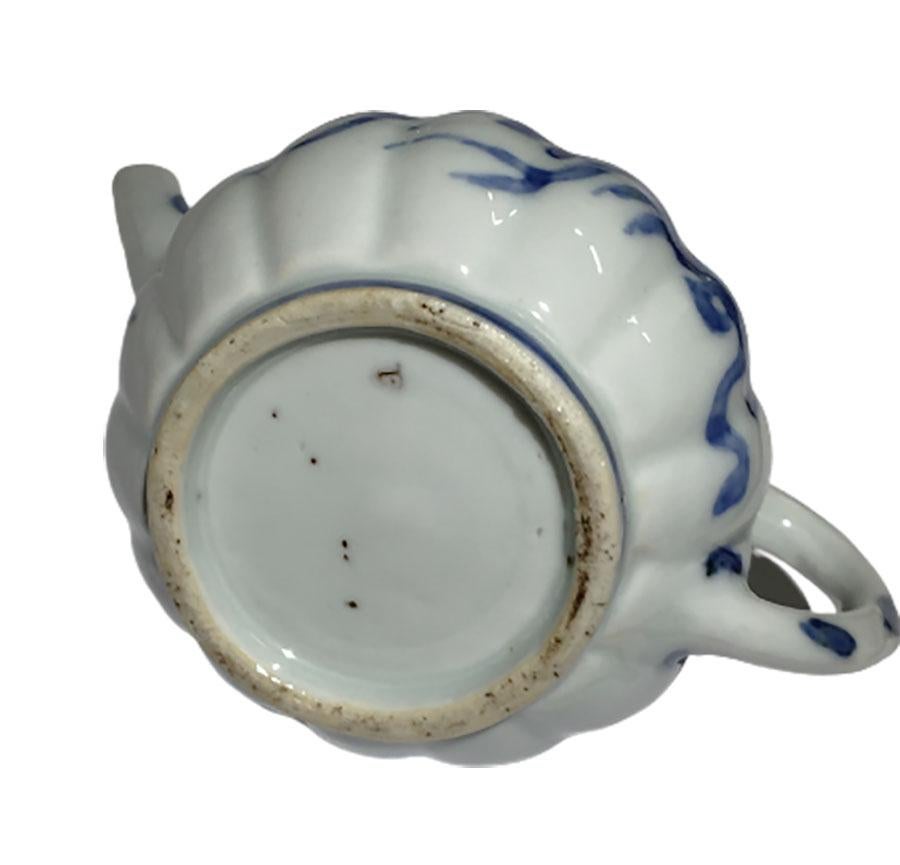 Théière chinoise ancienne en forme de citrouille en porcelaine Kangxi bleue et blanche en vente 3