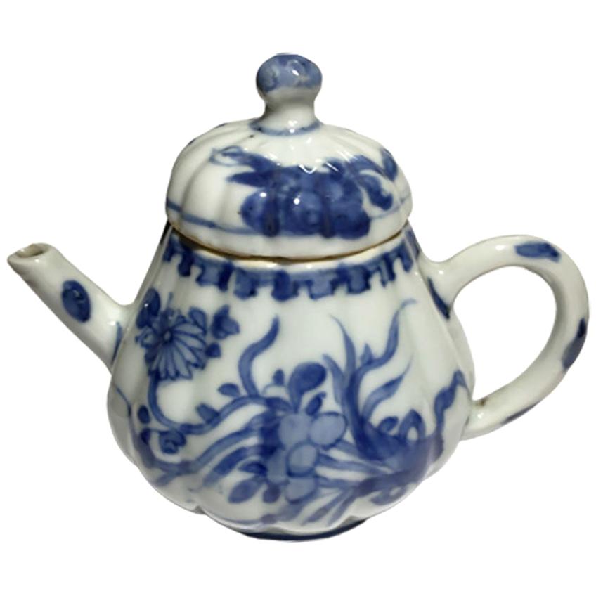 Théière chinoise ancienne en forme de citrouille en porcelaine Kangxi bleue et blanche en vente
