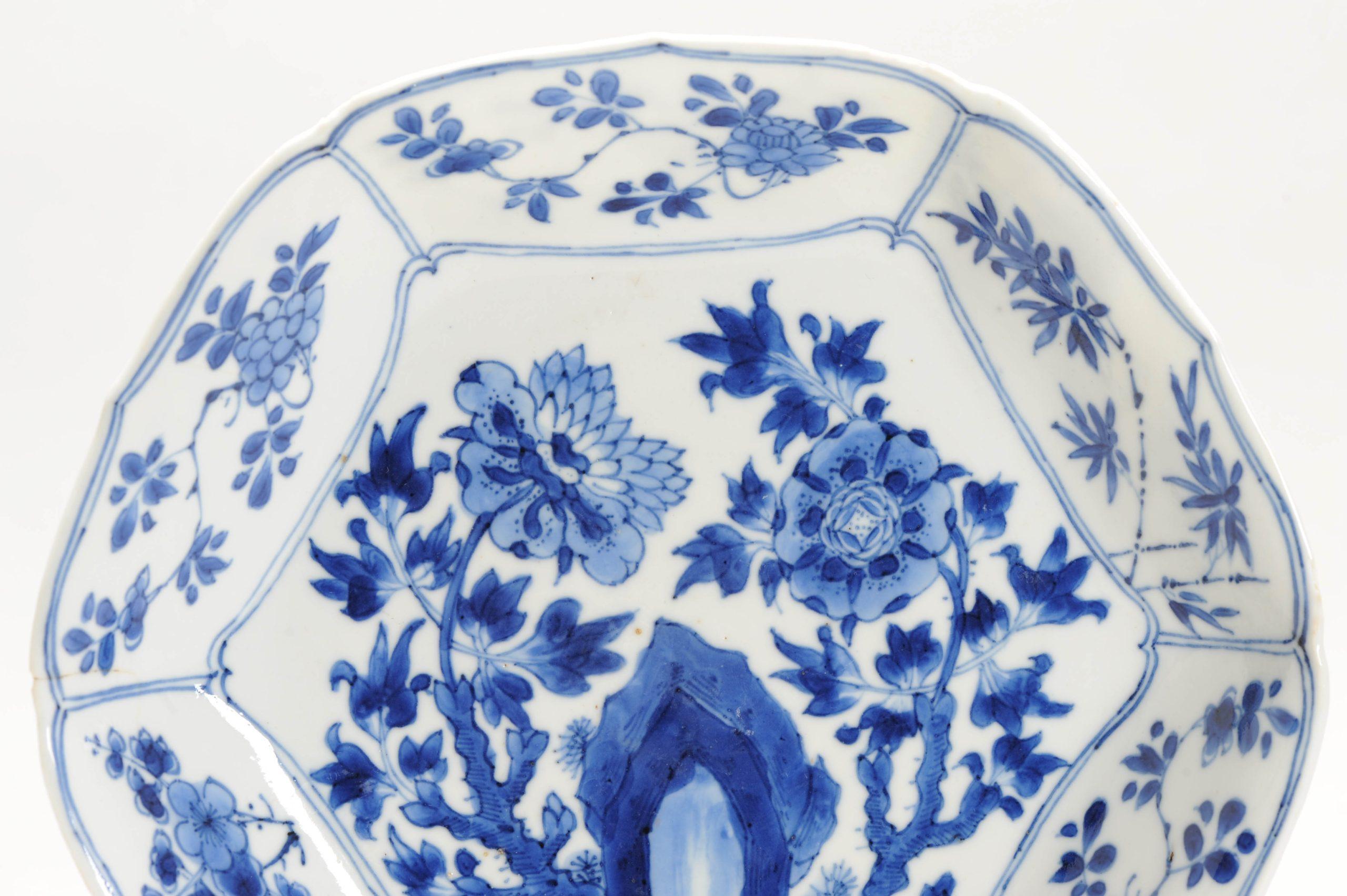Kangxi in all seiner Pracht
Wir teilen mit Ihnen diese schöne geformte Schale mit einer schönen kobaltblauen Szene aus Blumen und Felsen. Von geformter Form. Die Malqualität und die Kobaltfarbe sind sehr schön.

Beide sind mit einer ungewöhnlichen