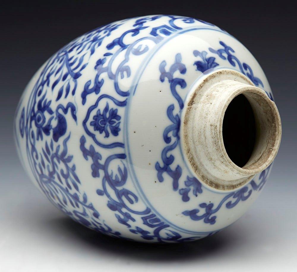Wir bieten diesen wunderschönen antiken chinesischen Kangxi Krug an:: der mit Unterglasurblau und exotischen Vögeln inmitten von Blattwerk verziert ist und zwischen 1662 und 1722 datiert wird. Das fein gearbeitete Porzellangefäß steht auf einem
