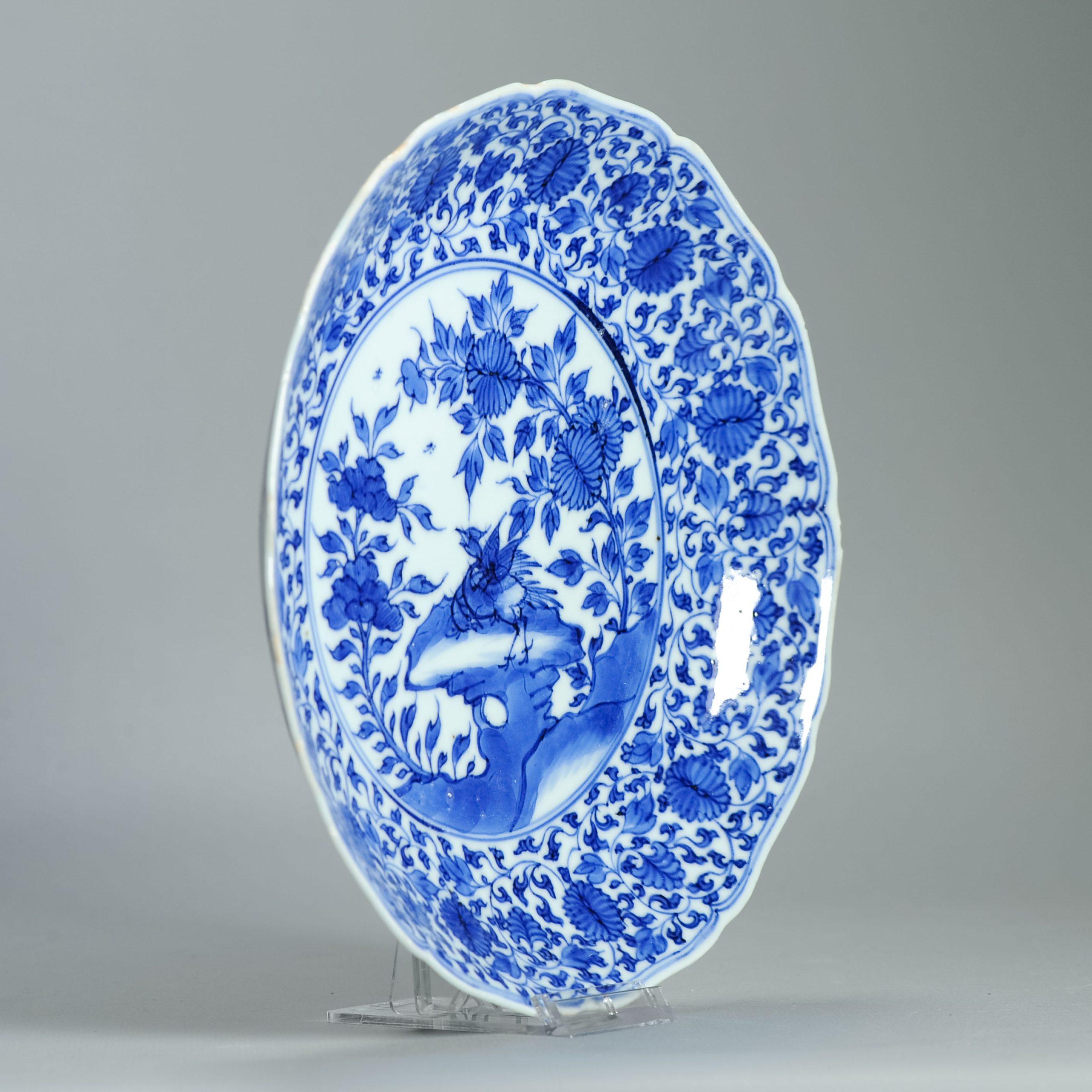 Beschreibung

Dieses Angebot umfasst einen exquisiten antiken chinesischen Porzellanteller aus der Kangxi-Periode (1662-1722), meisterhaft handbemalt in kobaltblauem Unterglasur. In der Mitte des Tellers sind zwei Vögel abgebildet, die auf einem