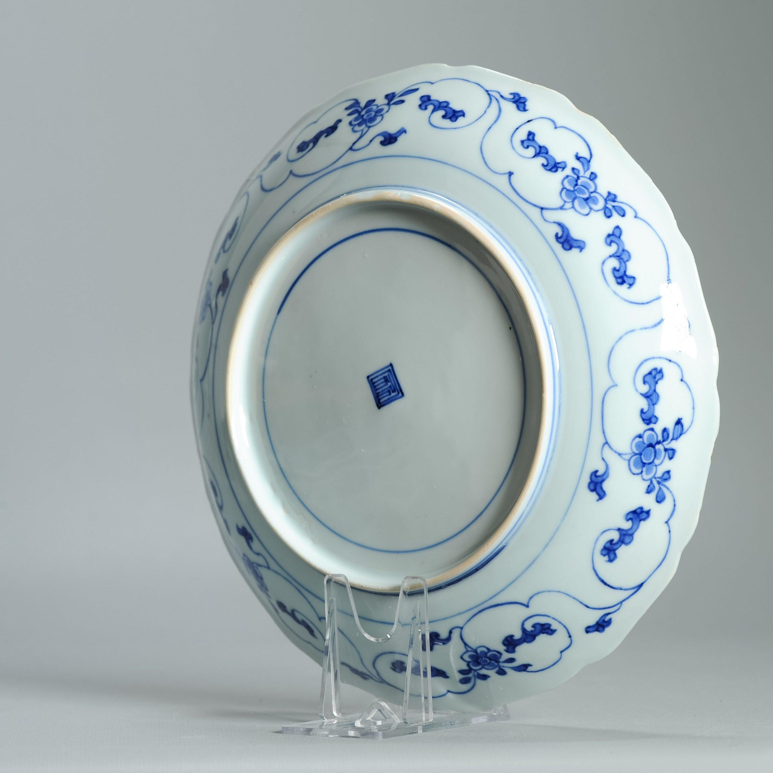 Antike chinesische Kangxi Periode Blau & Weiß Teller Vögel & Blumenrollen markiert (Qing-Dynastie) im Angebot