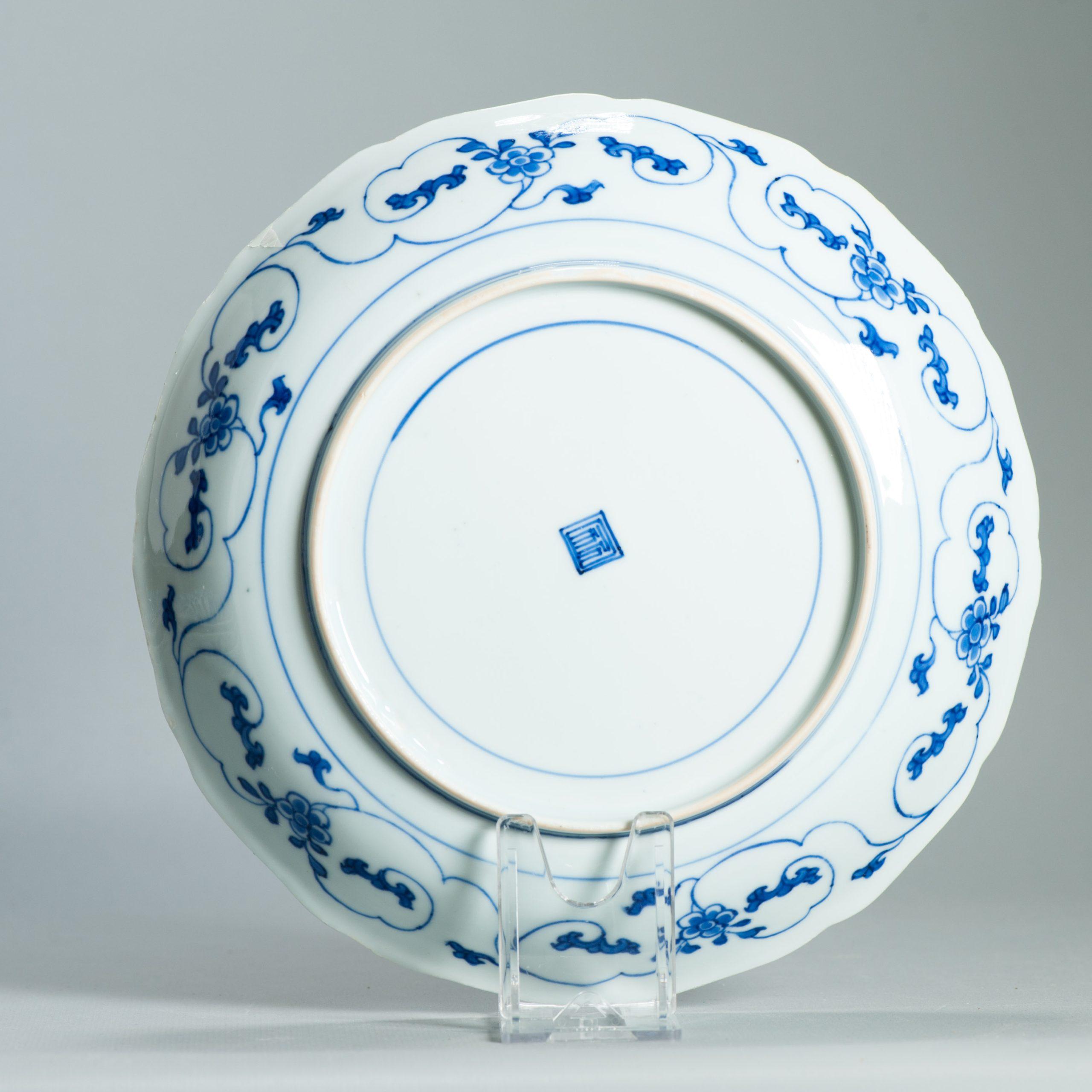 Antike chinesische Kangxi Periode Blau & Weiß Teller Vögel & Blumenrollen markiert (18. Jahrhundert und früher) im Angebot