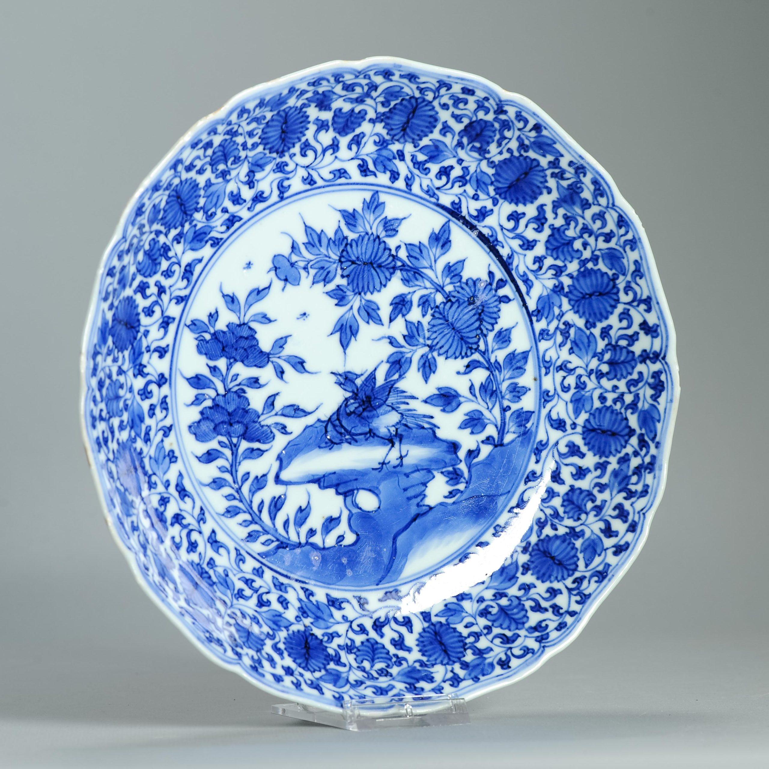 Antike chinesische Kangxi Periode Blau & Weiß Teller Vögel & Blumenrollen markiert (Porzellan) im Angebot