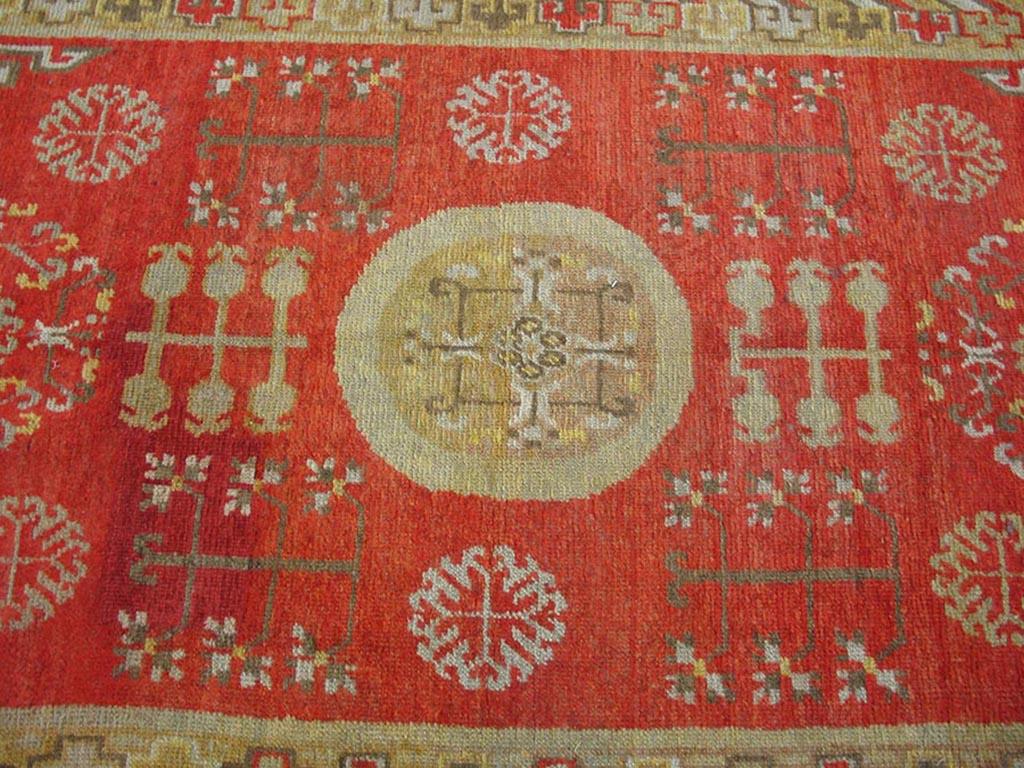 Early 20th Century Central Asian Chinese Khotan Carpet ( 4' x 7' - 122 x 213 ) In Good Condition For Sale In New York, NY