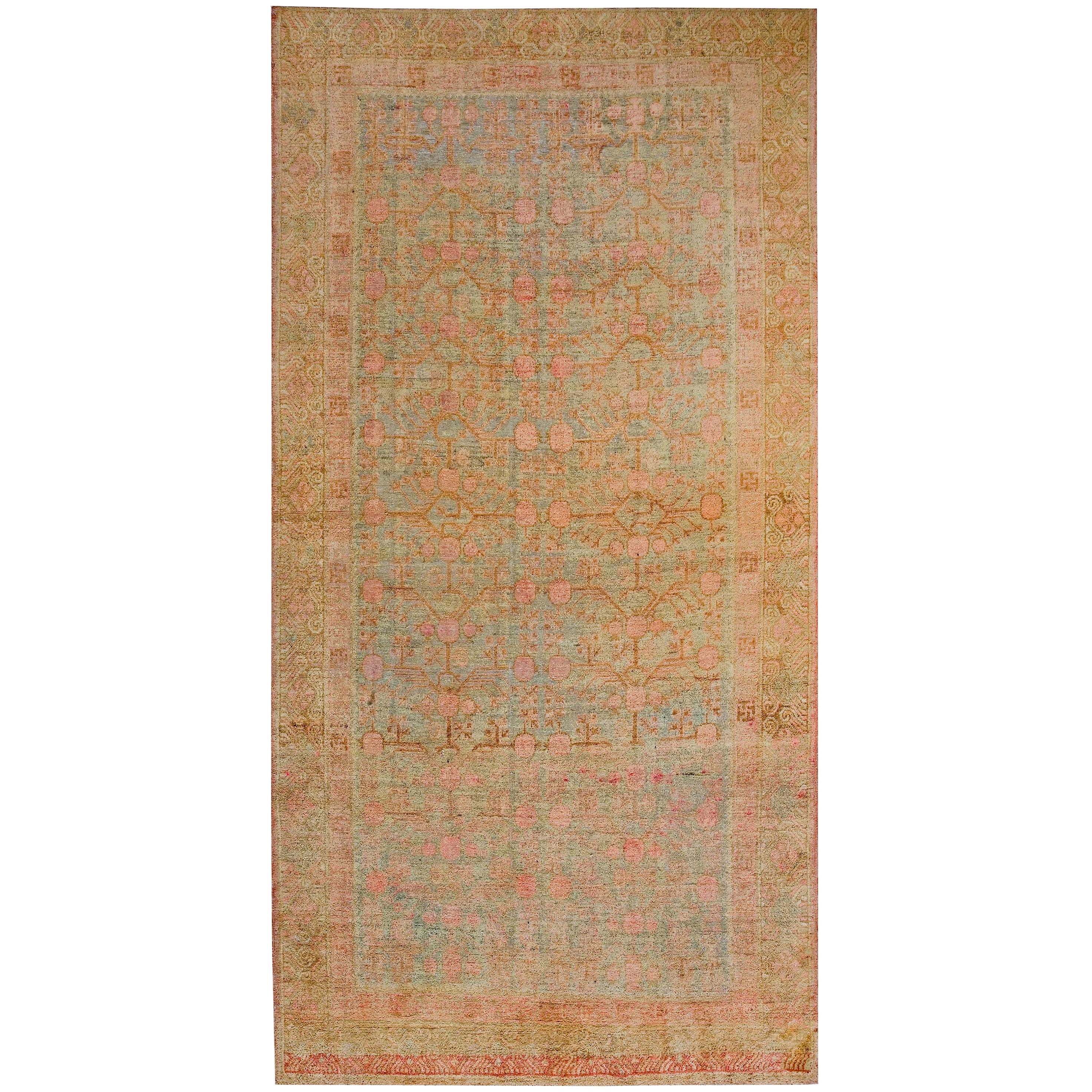 Zentralasiatischer Khotan-Teppich des frühen 20. Jahrhunderts ( 5'10"" x 11'8" - 178 x 355 cm)