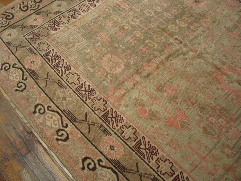 Zentralasiatischer chinesischer Khotan-Teppich des frühen 20. Jahrhunderts ( 6''4 x 12 -193 x 365) (Chinesisch) im Angebot