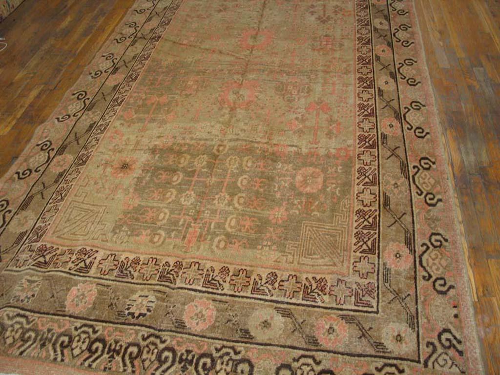 Zentralasiatischer chinesischer Khotan-Teppich des frühen 20. Jahrhunderts ( 6''4 x 12 -193 x 365) im Zustand „Gut“ im Angebot in New York, NY